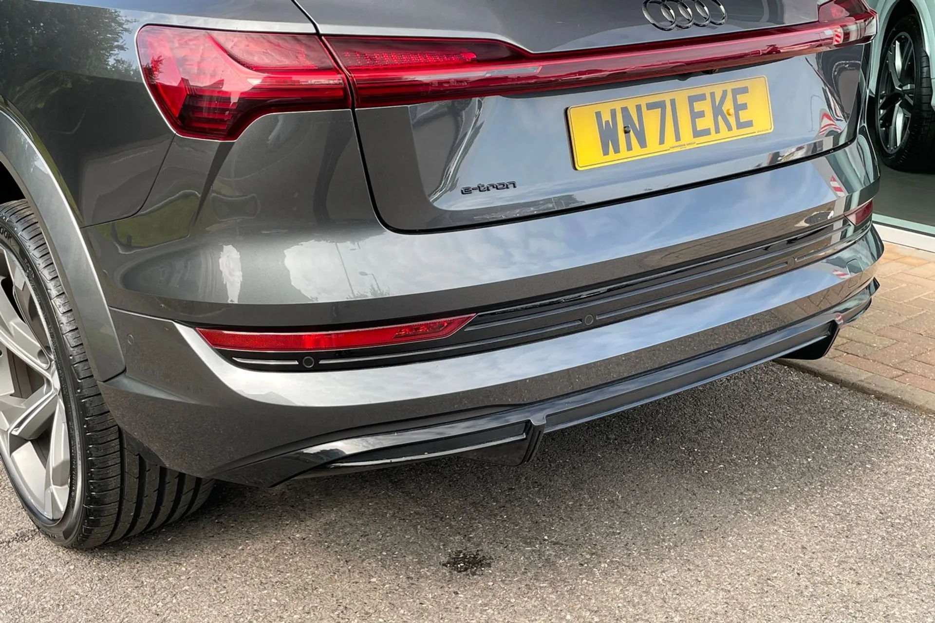 Audi e-tron thumbnail image number 16