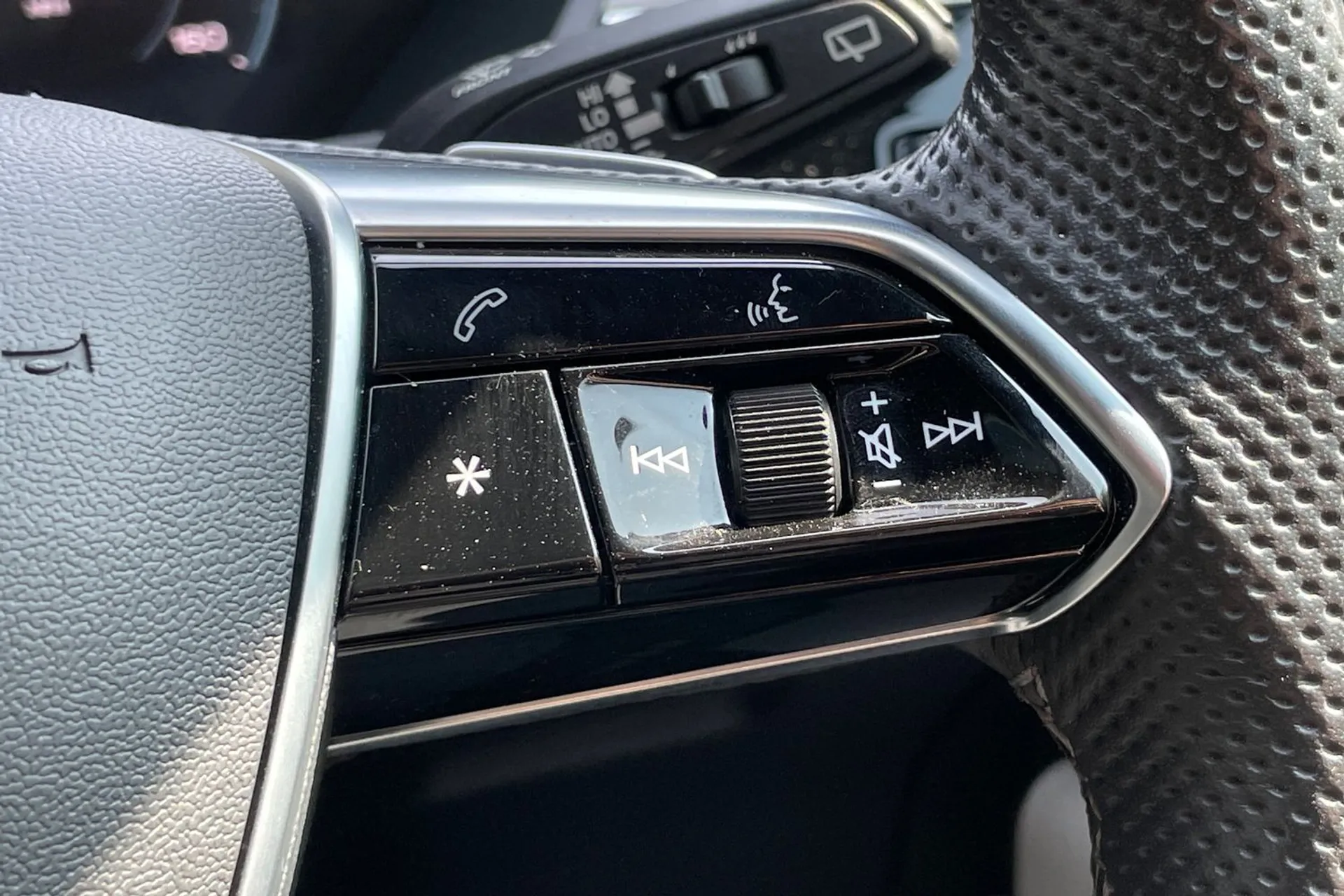 Audi e-tron thumbnail image number 36