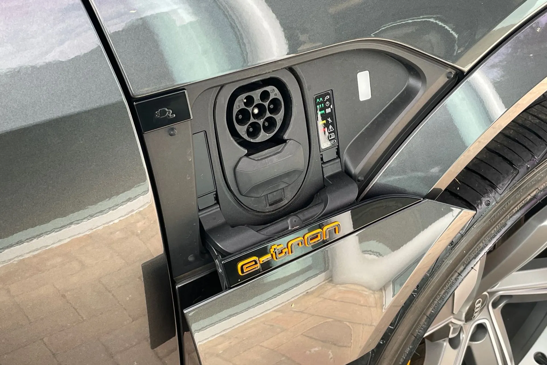 Audi e-tron thumbnail image number 17