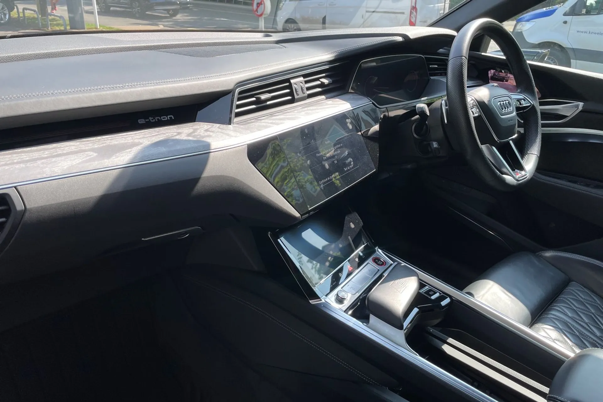 Audi e-tron thumbnail image number 26