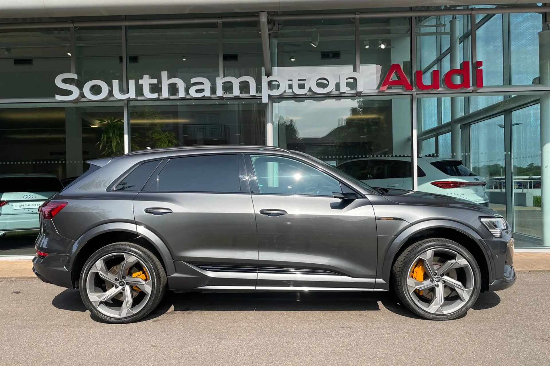 Audi e-tron thumbnail image number 2