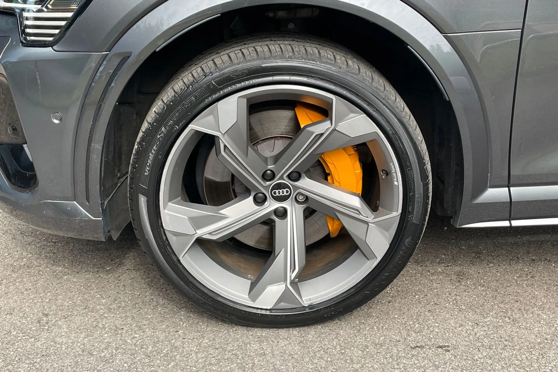 Audi e-tron thumbnail image number 11