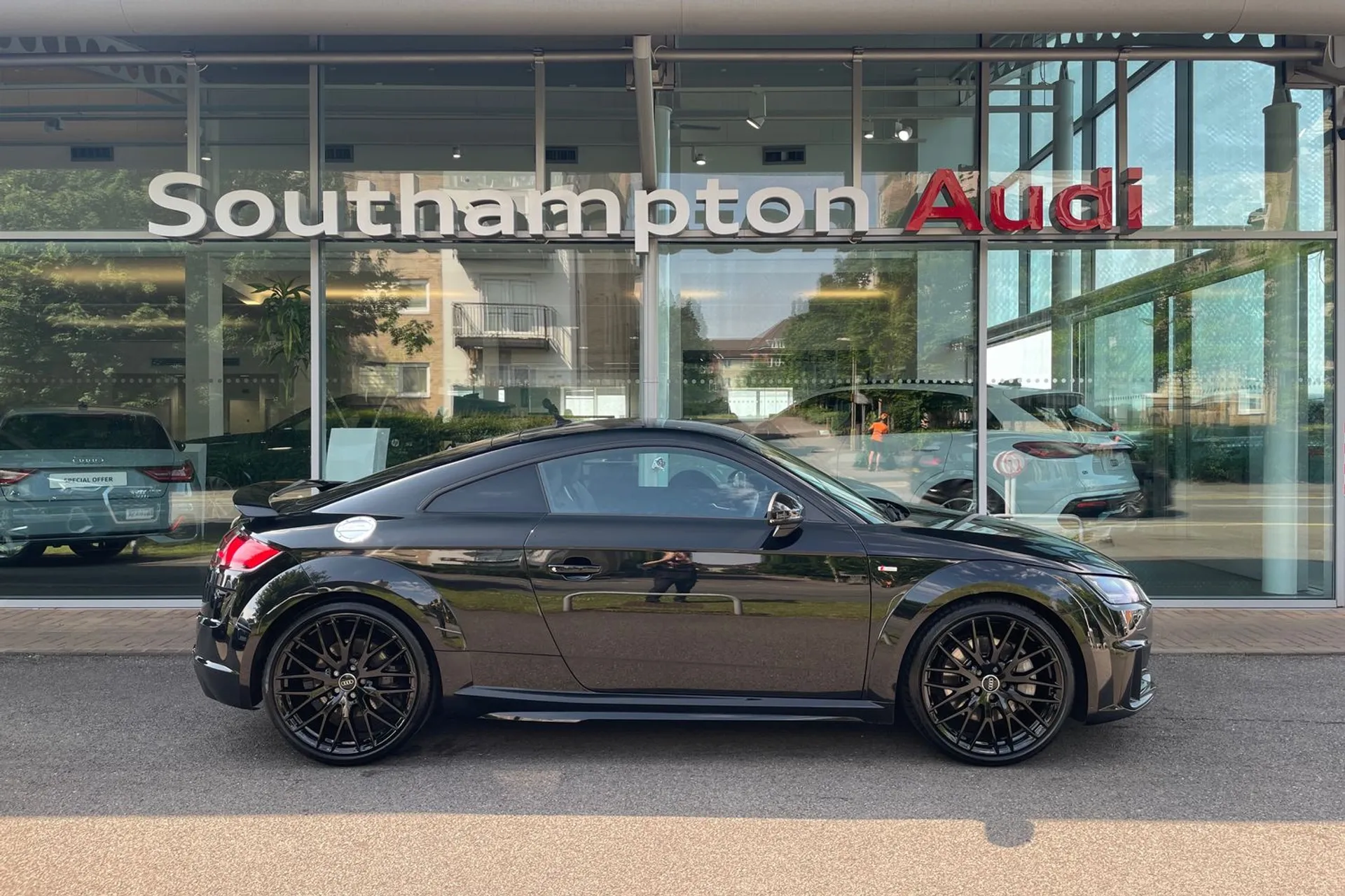 Audi TT thumbnail image number 2