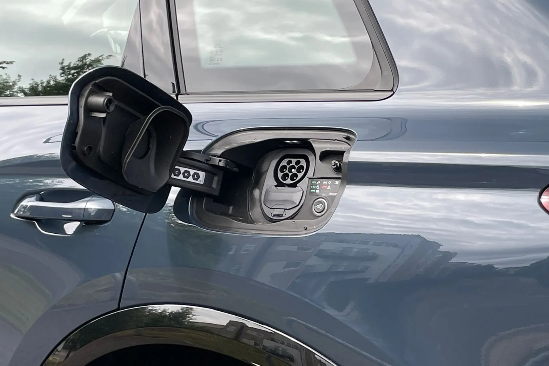 Audi Q6 e-tron thumbnail image number 17