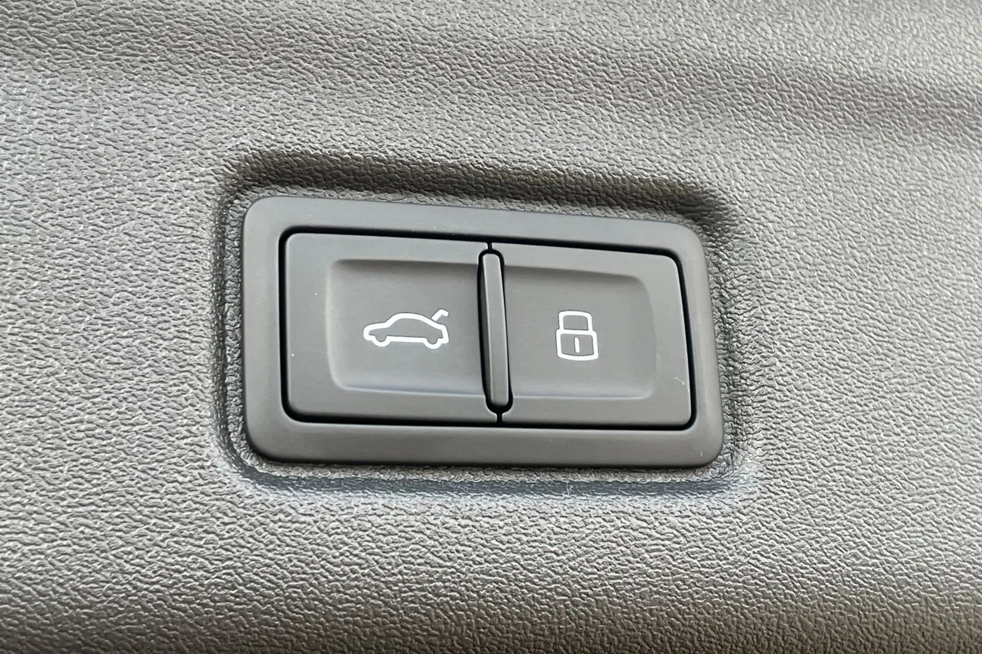 Audi Q6 e-tron thumbnail image number 19