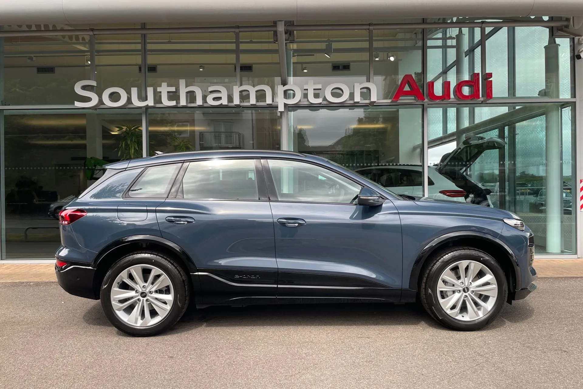 Audi Q6 e-tron thumbnail image number 2