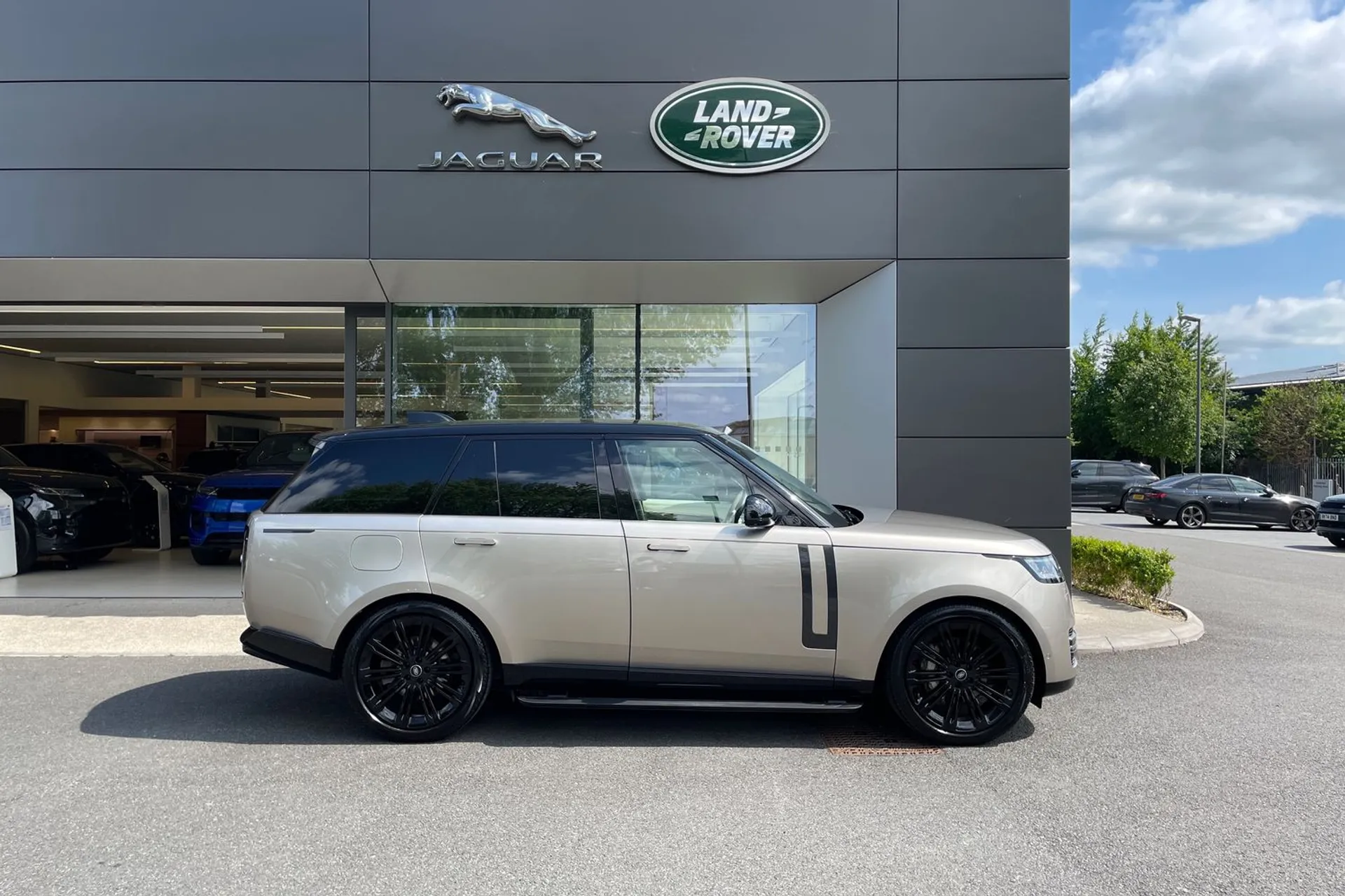 LAND ROVER RANGE ROVER thumbnail image number 2