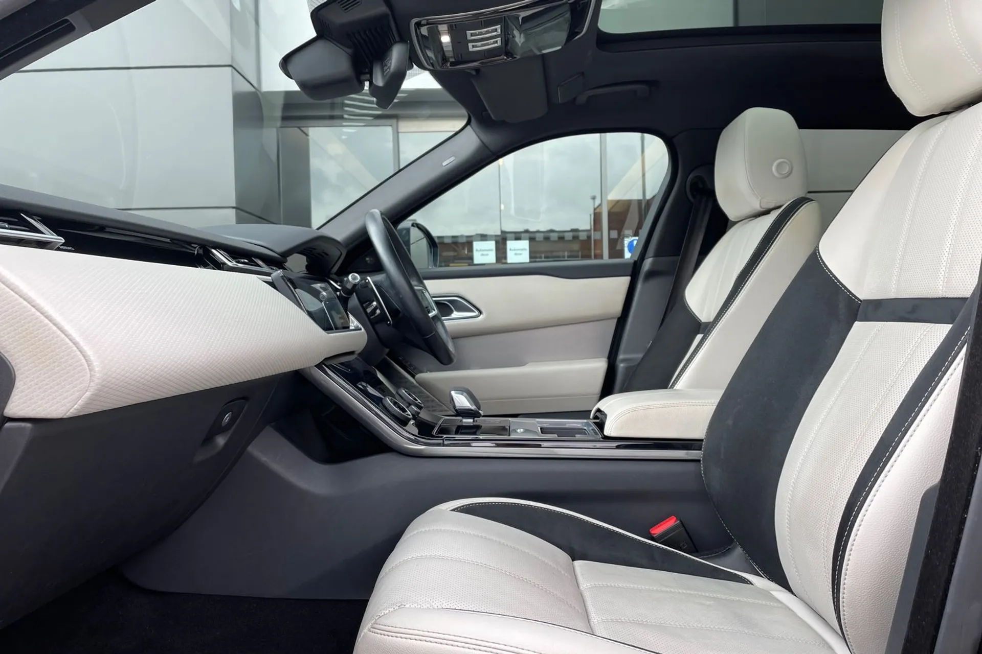 LAND ROVER RANGE ROVER VELAR thumbnail image number 42