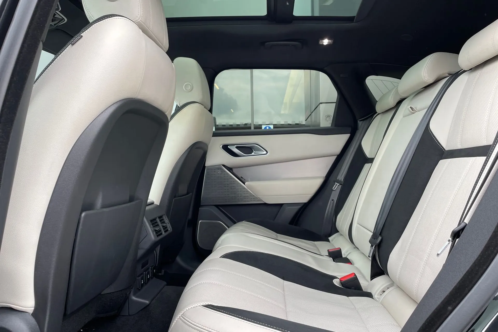 LAND ROVER RANGE ROVER VELAR thumbnail image number 44