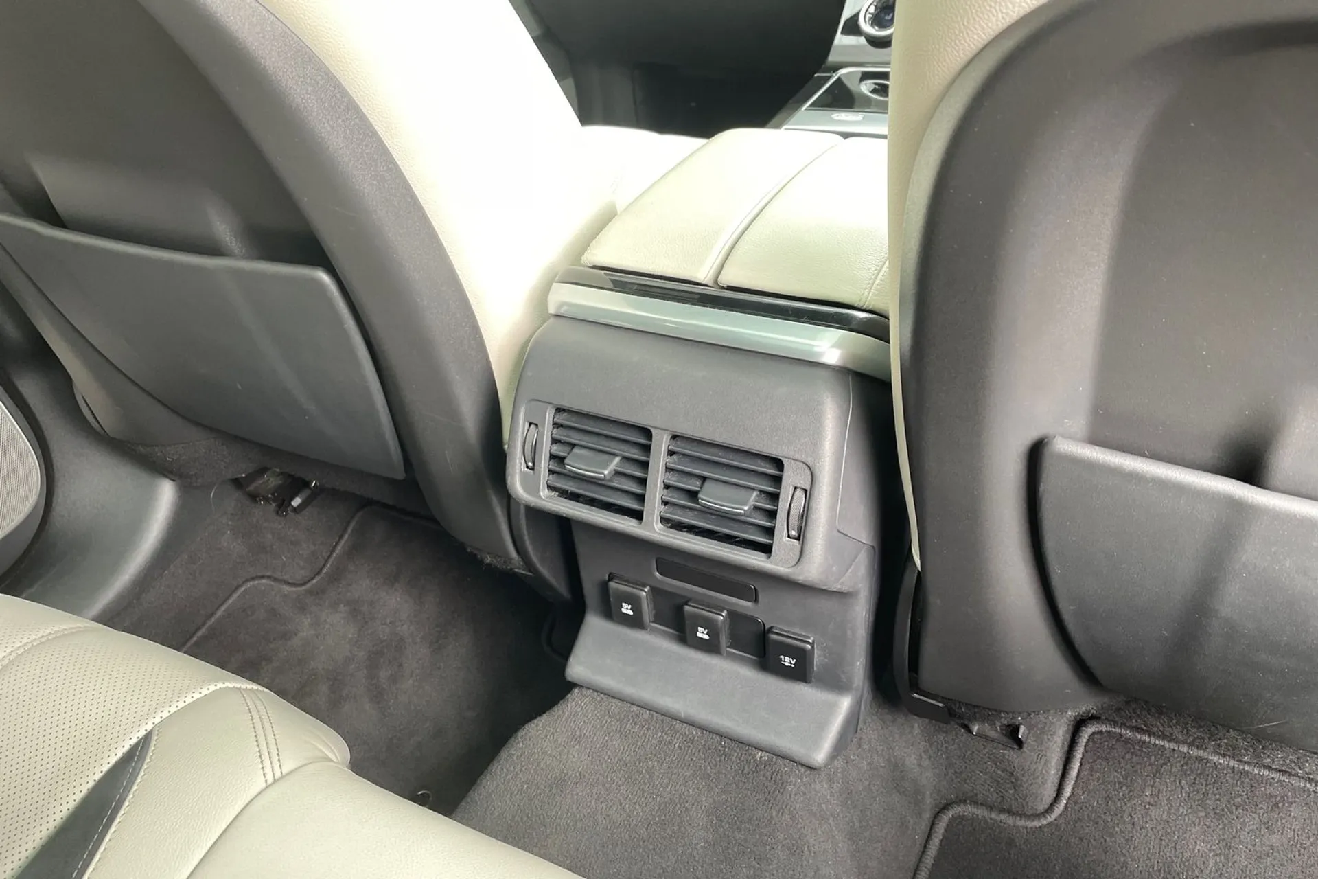 LAND ROVER RANGE ROVER VELAR thumbnail image number 40