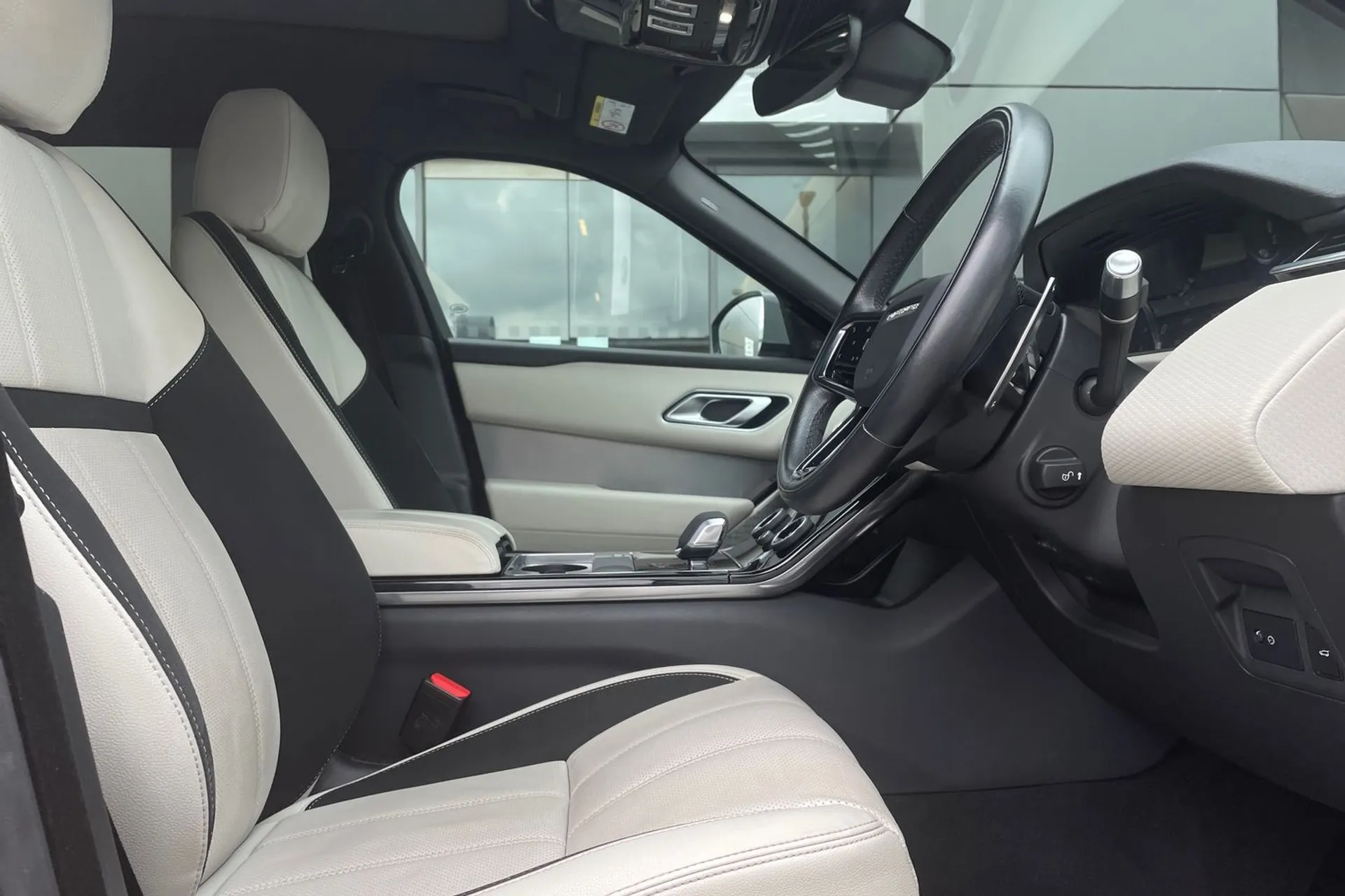 LAND ROVER RANGE ROVER VELAR thumbnail image number 17