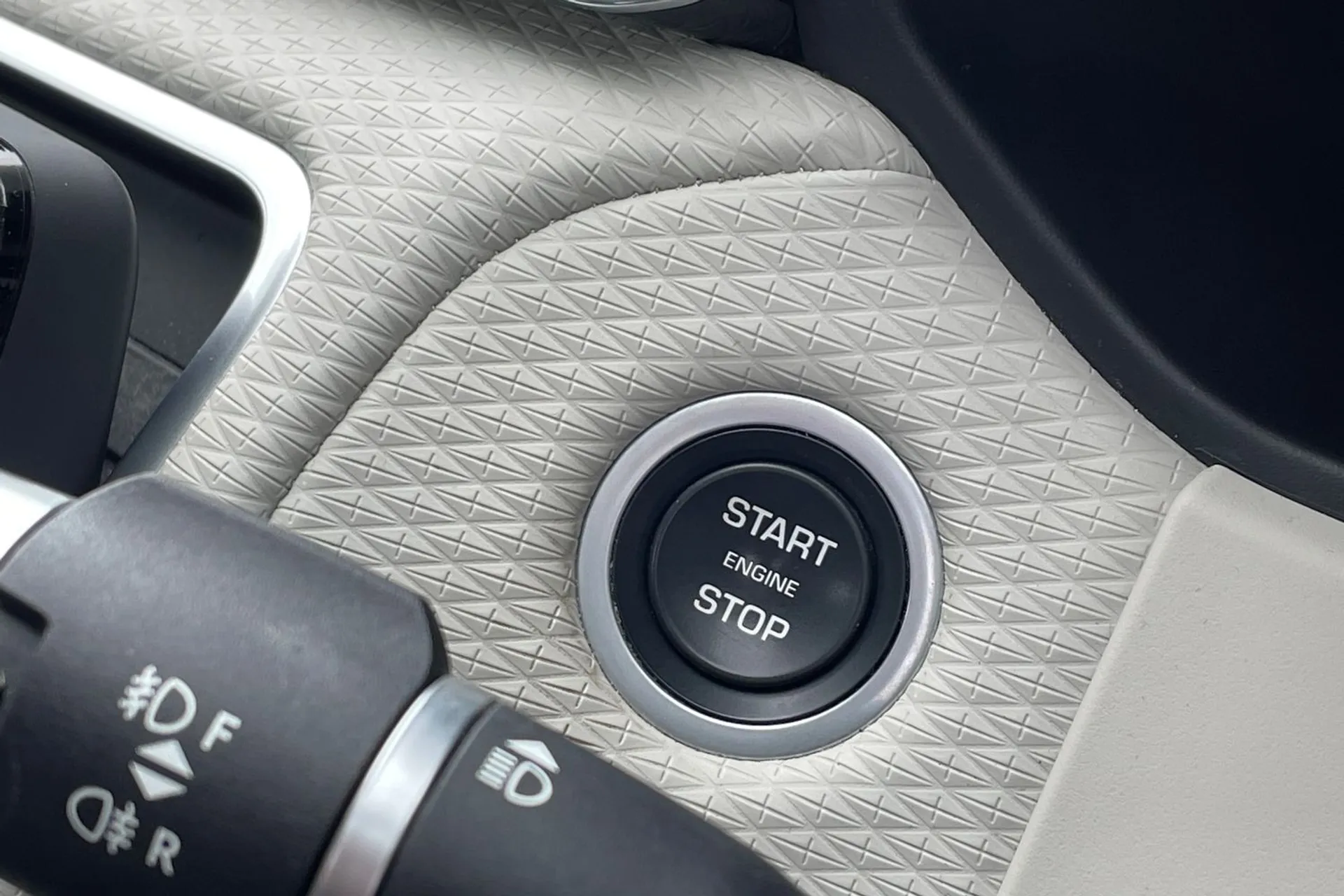 LAND ROVER RANGE ROVER VELAR thumbnail image number 53