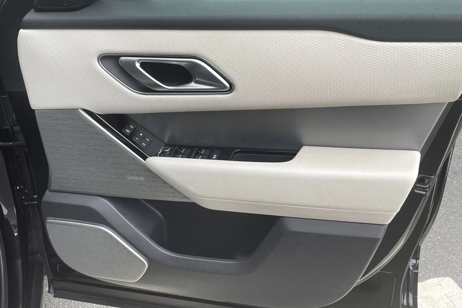 LAND ROVER RANGE ROVER VELAR thumbnail image number 19