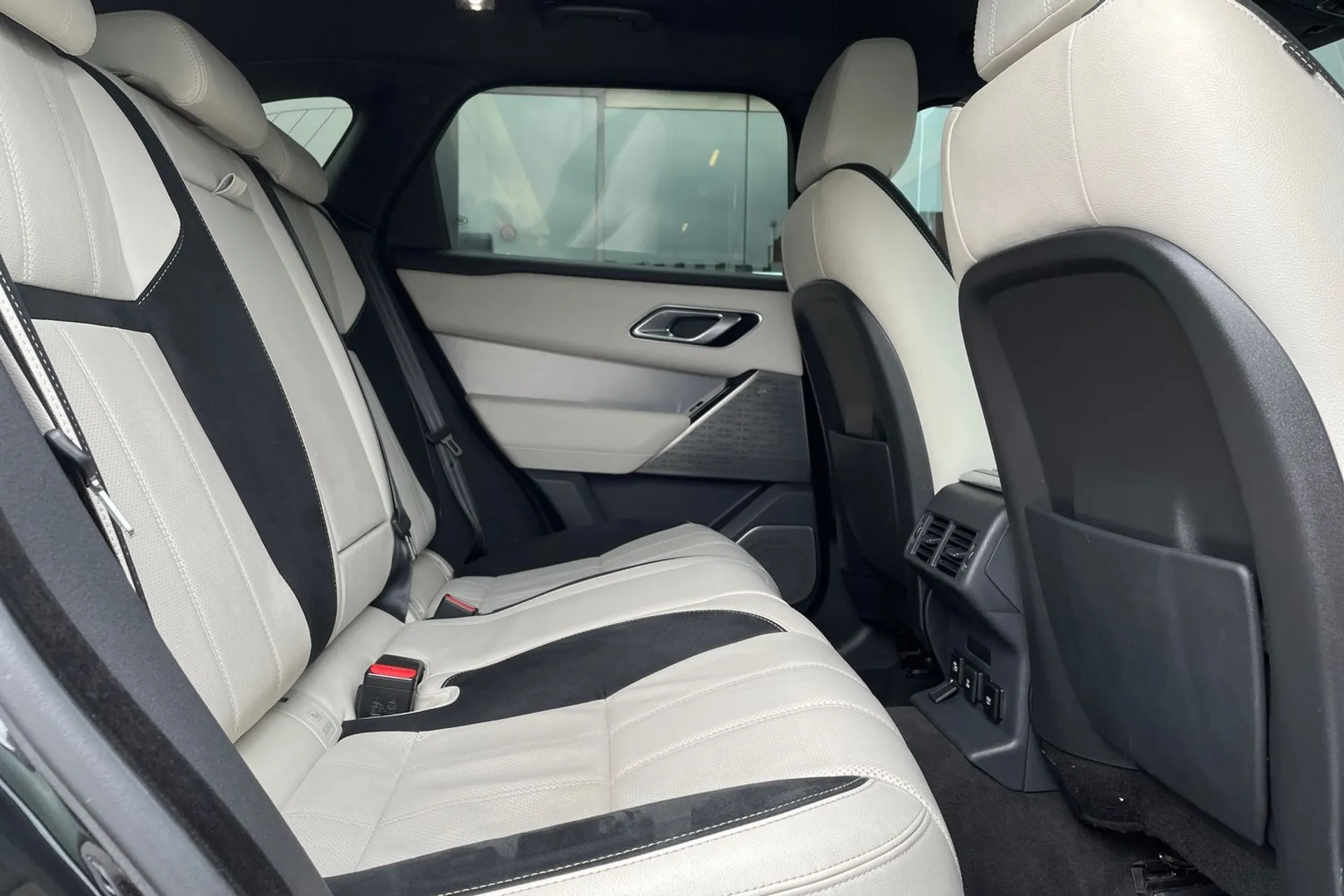LAND ROVER RANGE ROVER VELAR thumbnail image number 36