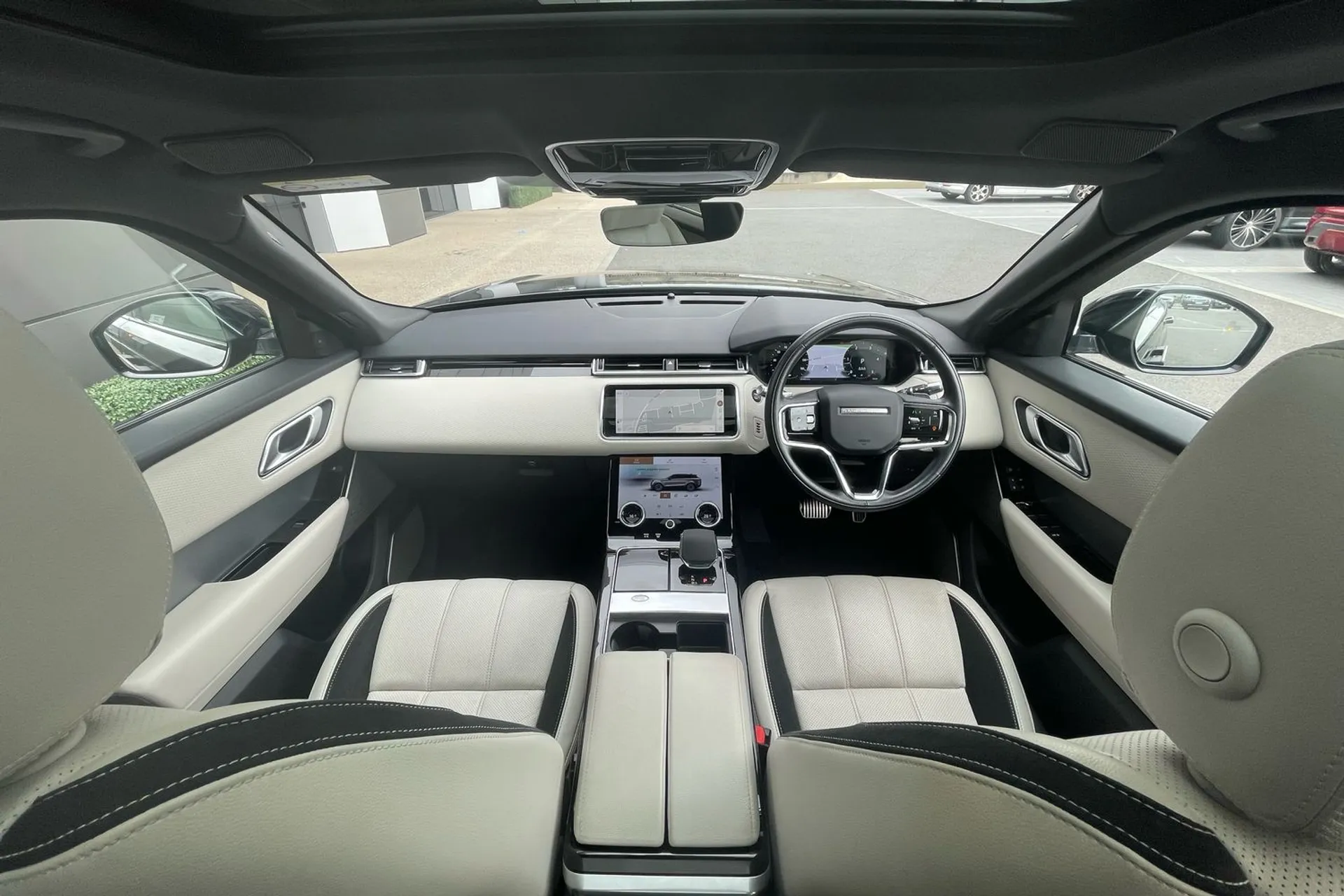 LAND ROVER RANGE ROVER VELAR thumbnail image number 3