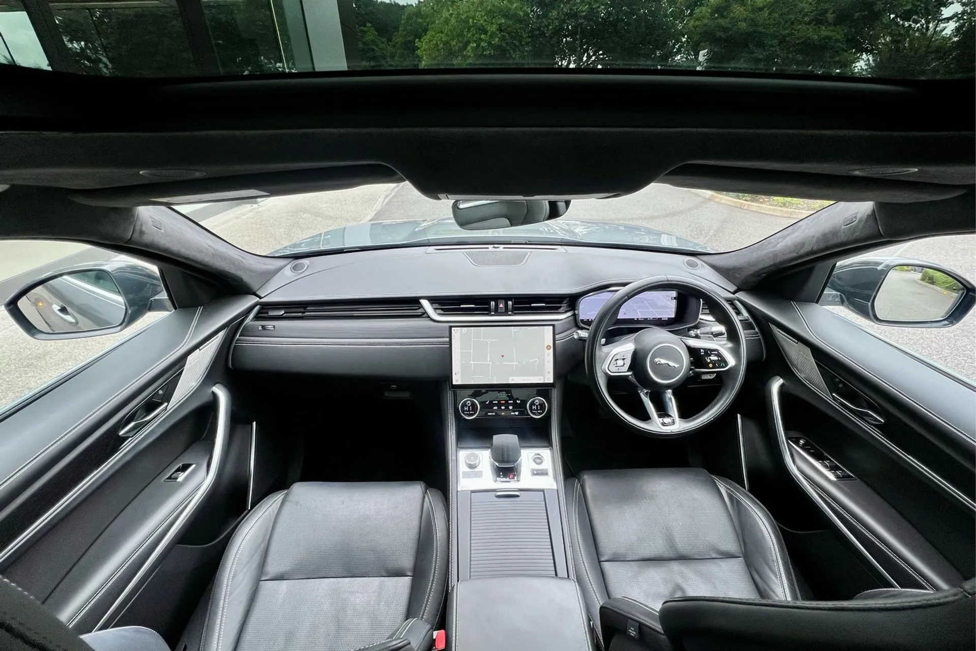 Jaguar F-PACE thumbnail image number 3