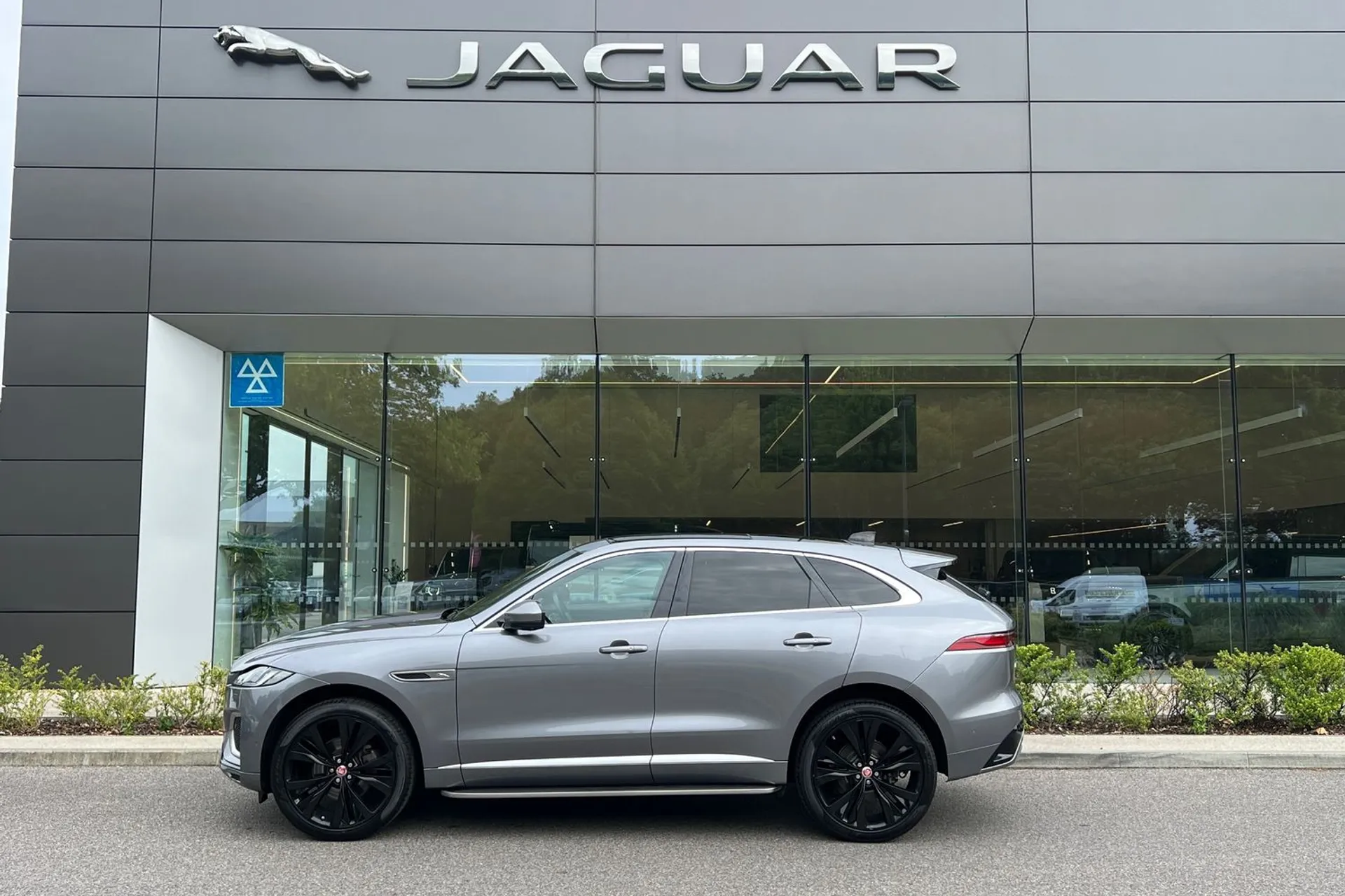 Jaguar F-PACE thumbnail image number 8