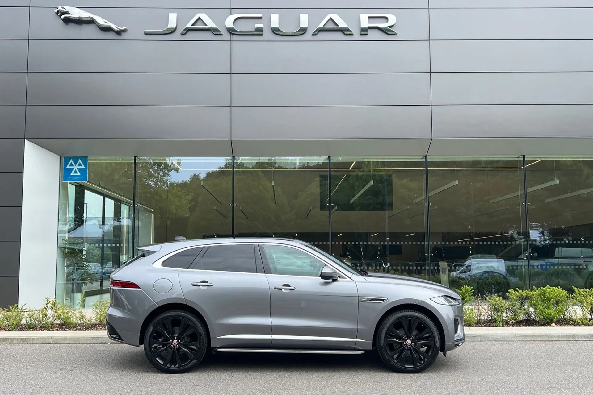 Jaguar F-PACE thumbnail image number 2