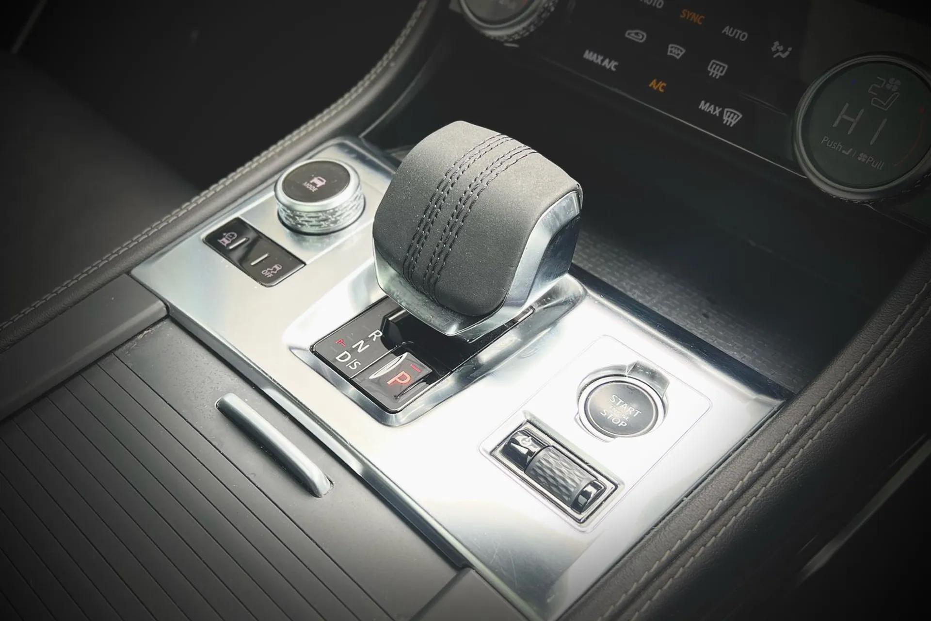 Jaguar F-PACE thumbnail image number 28