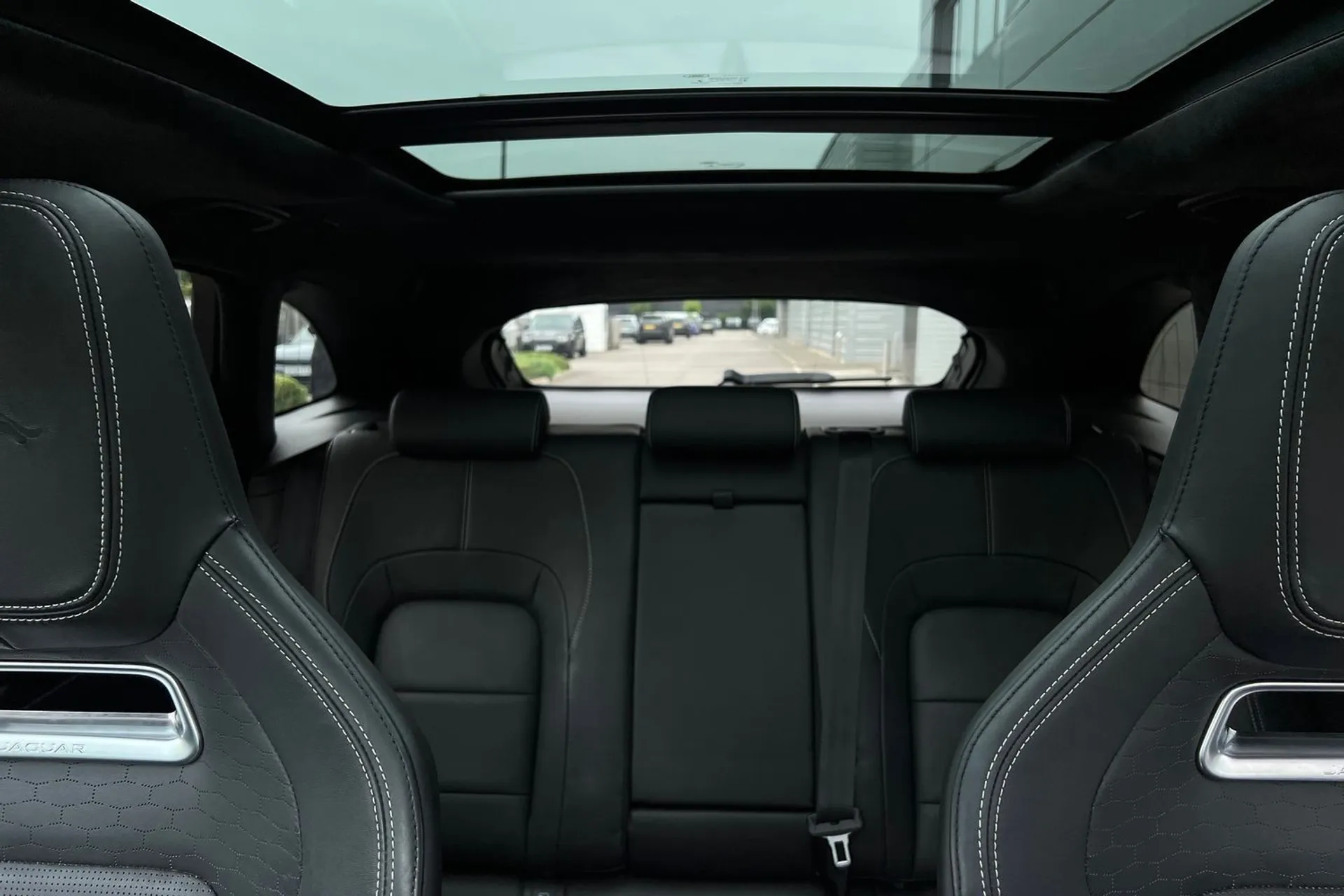Jaguar F-PACE thumbnail image number 39