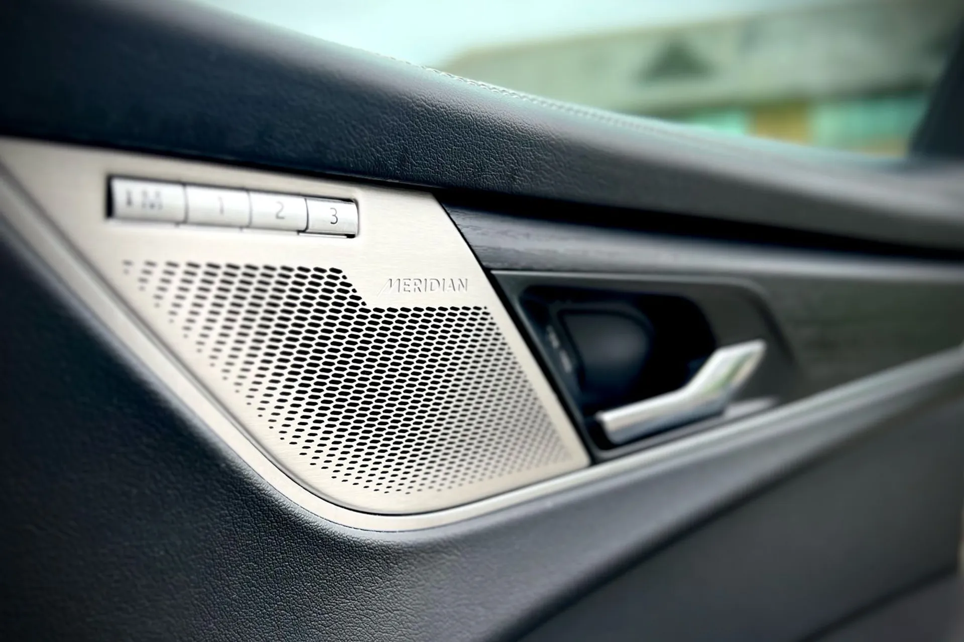 Jaguar F-PACE thumbnail image number 61