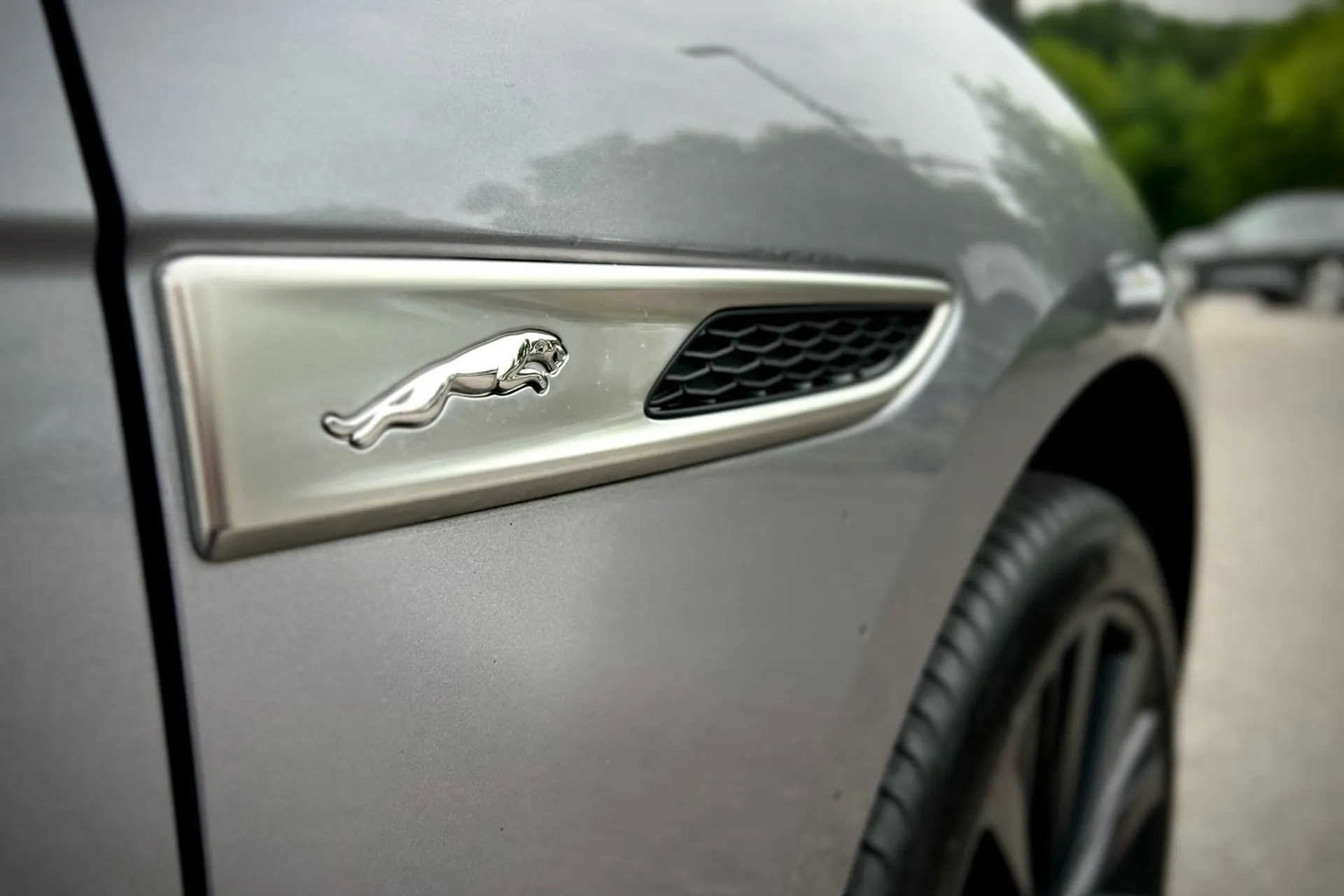 Jaguar F-PACE thumbnail image number 12