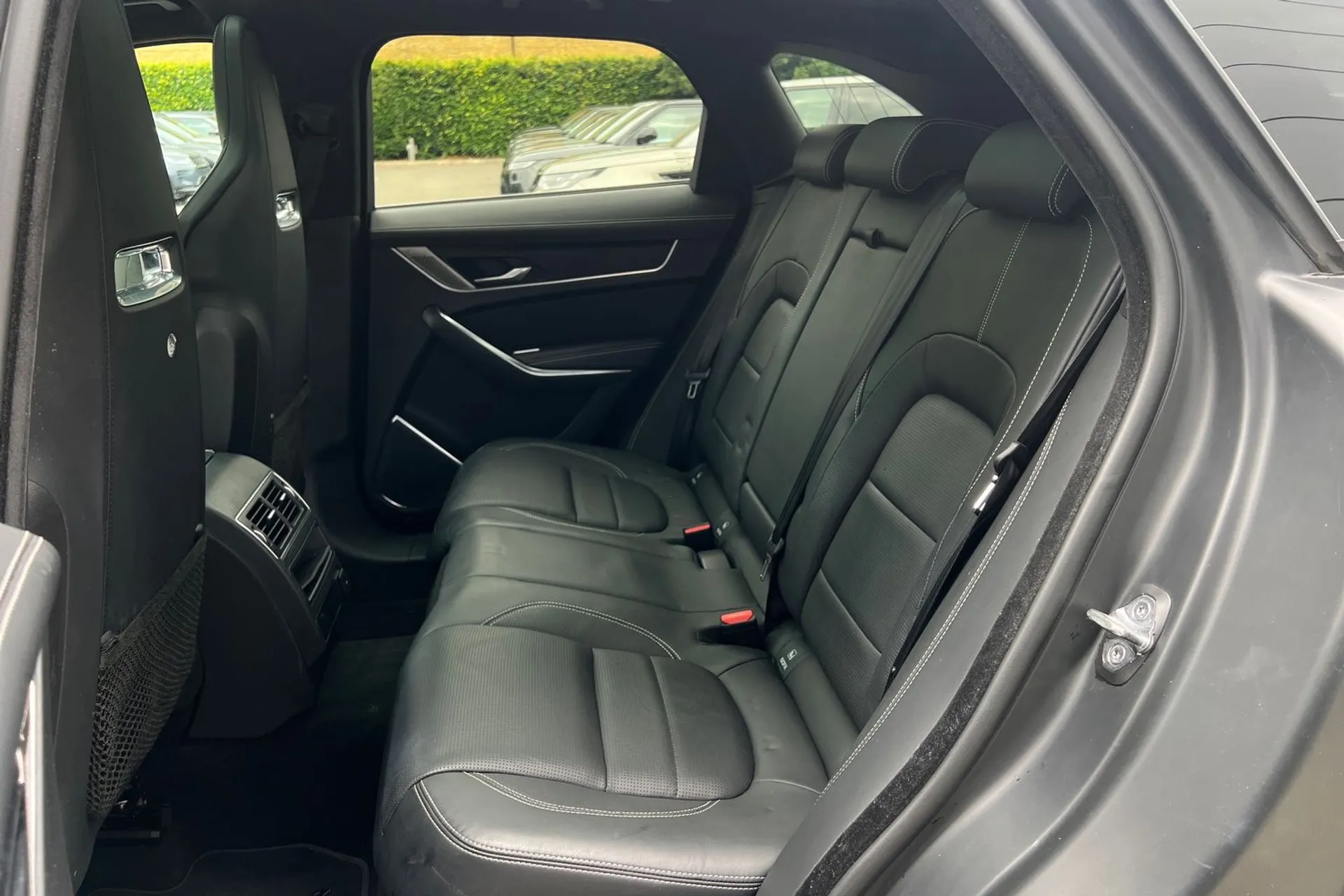 Jaguar F-PACE thumbnail image number 51
