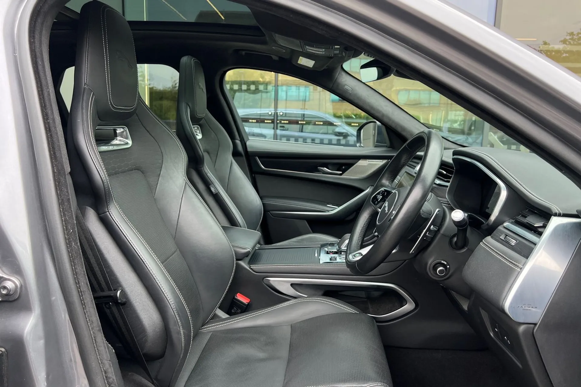 Jaguar F-PACE thumbnail image number 41