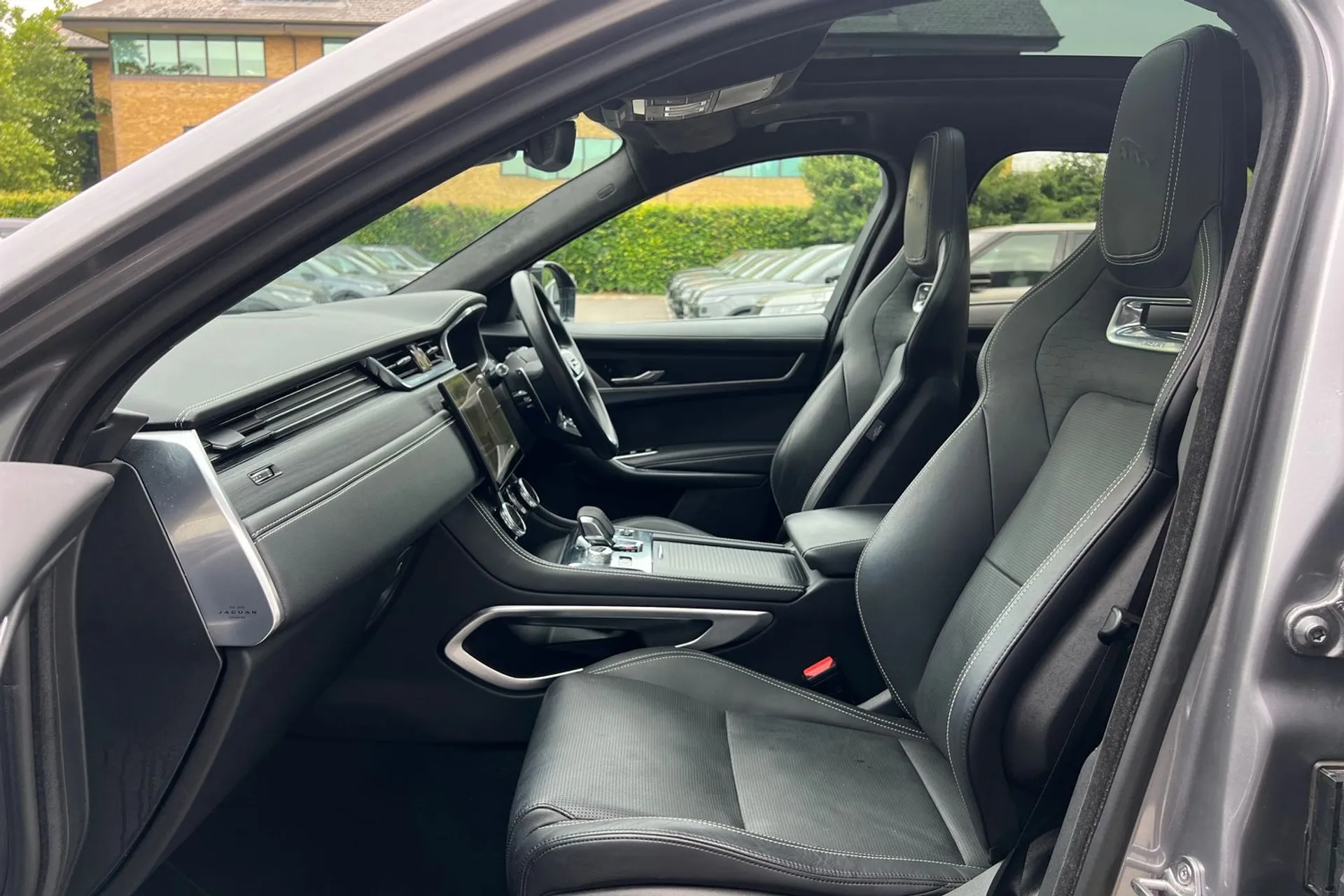 Jaguar F-PACE thumbnail image number 47