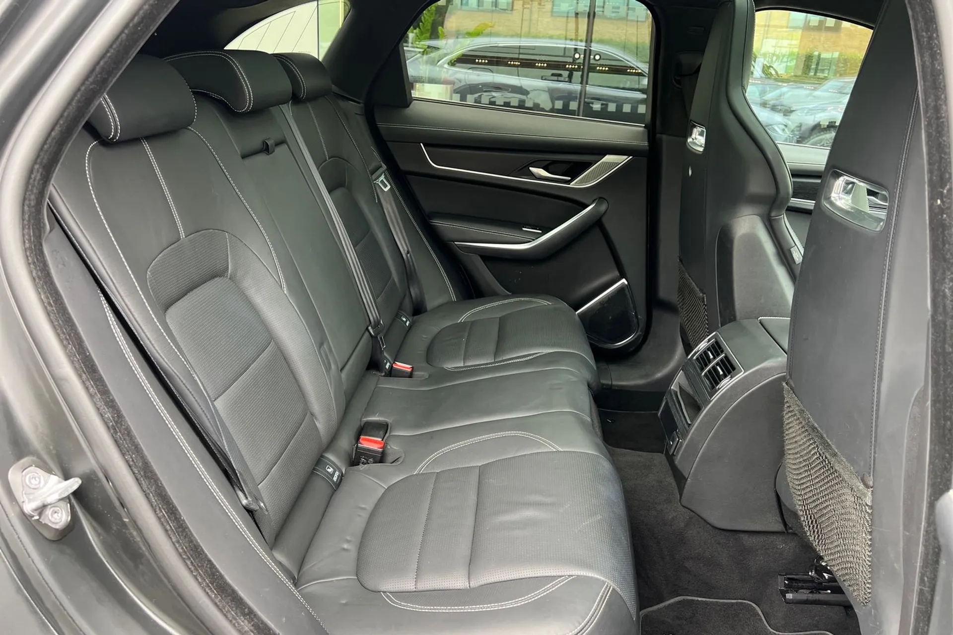 Jaguar F-PACE thumbnail image number 35