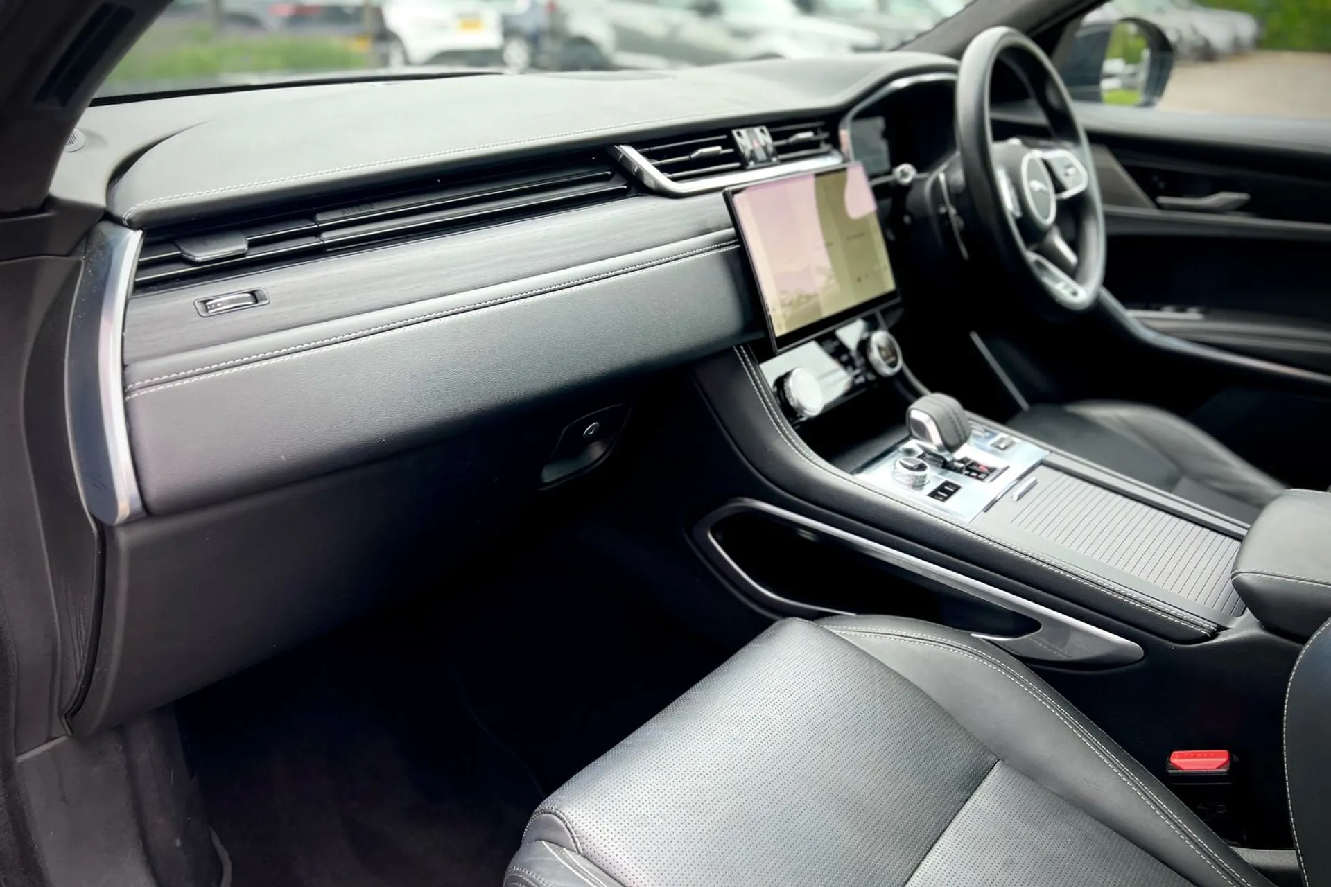Jaguar F-PACE thumbnail image number 46