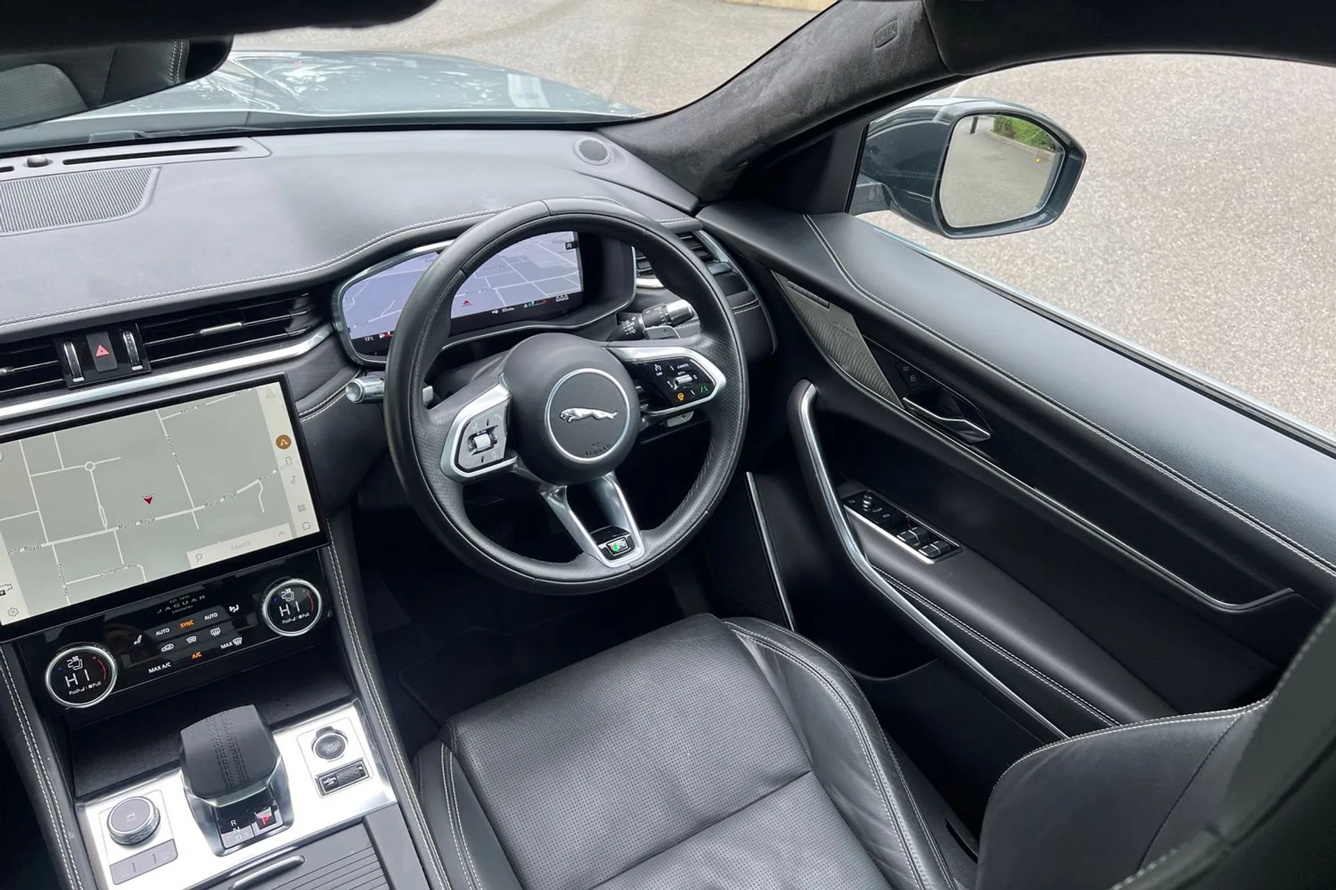 Jaguar F-PACE thumbnail image number 31