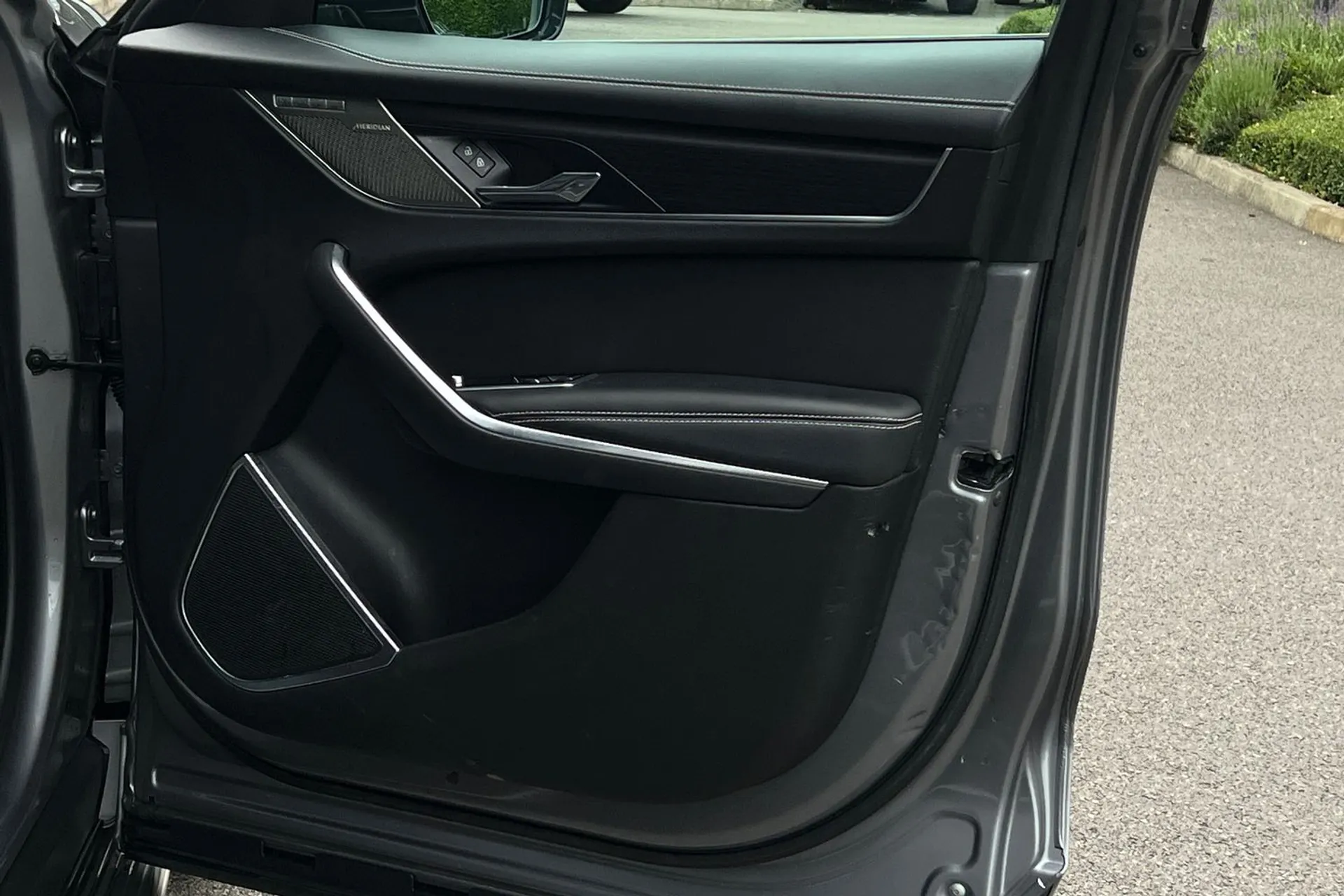 Jaguar F-PACE thumbnail image number 62
