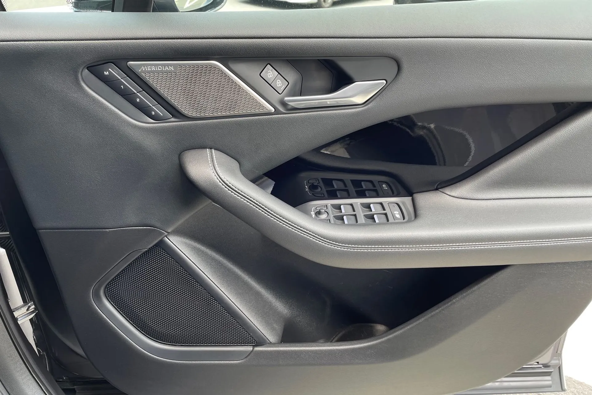 Jaguar I-PACE thumbnail image number 50