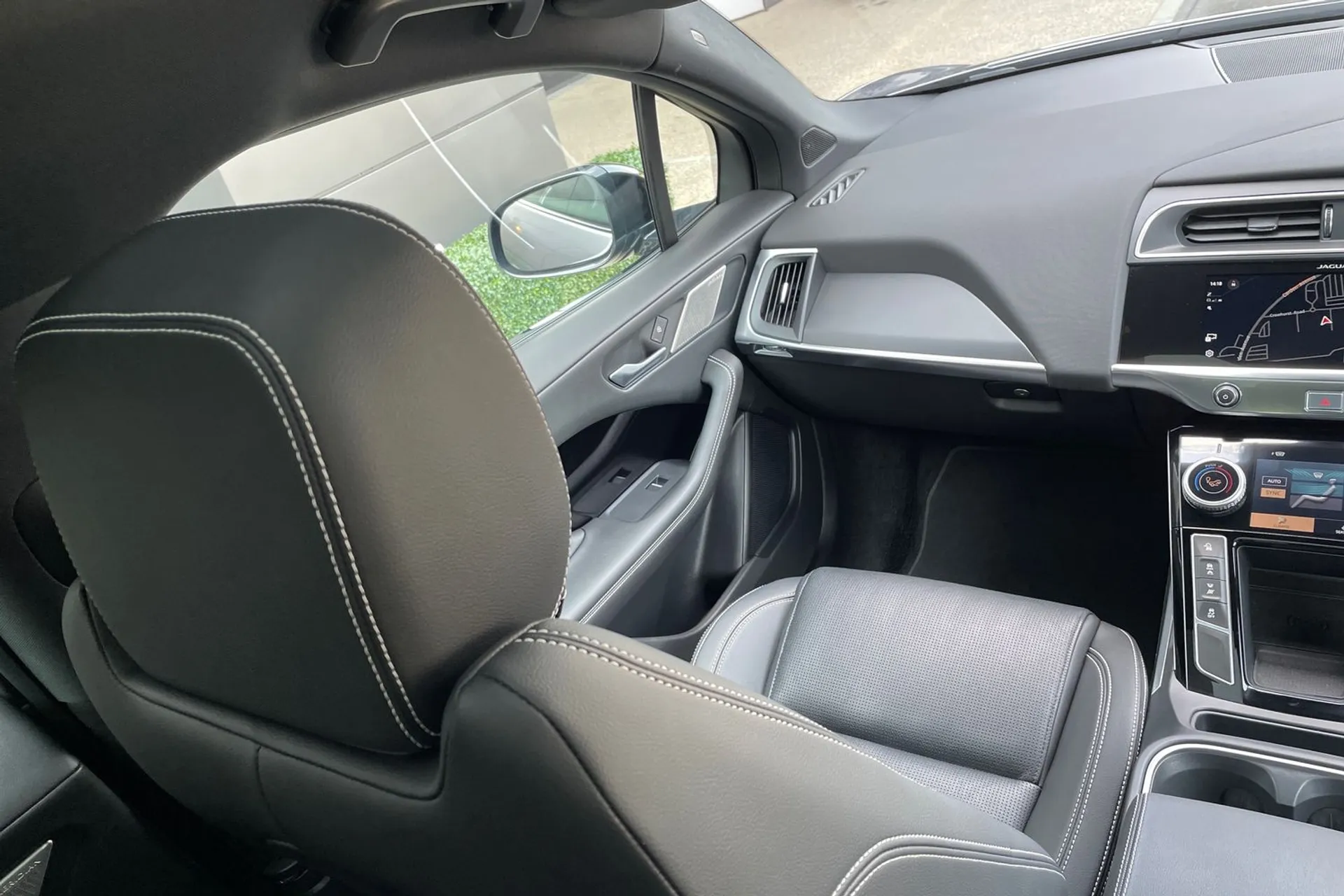 Jaguar I-PACE thumbnail image number 41