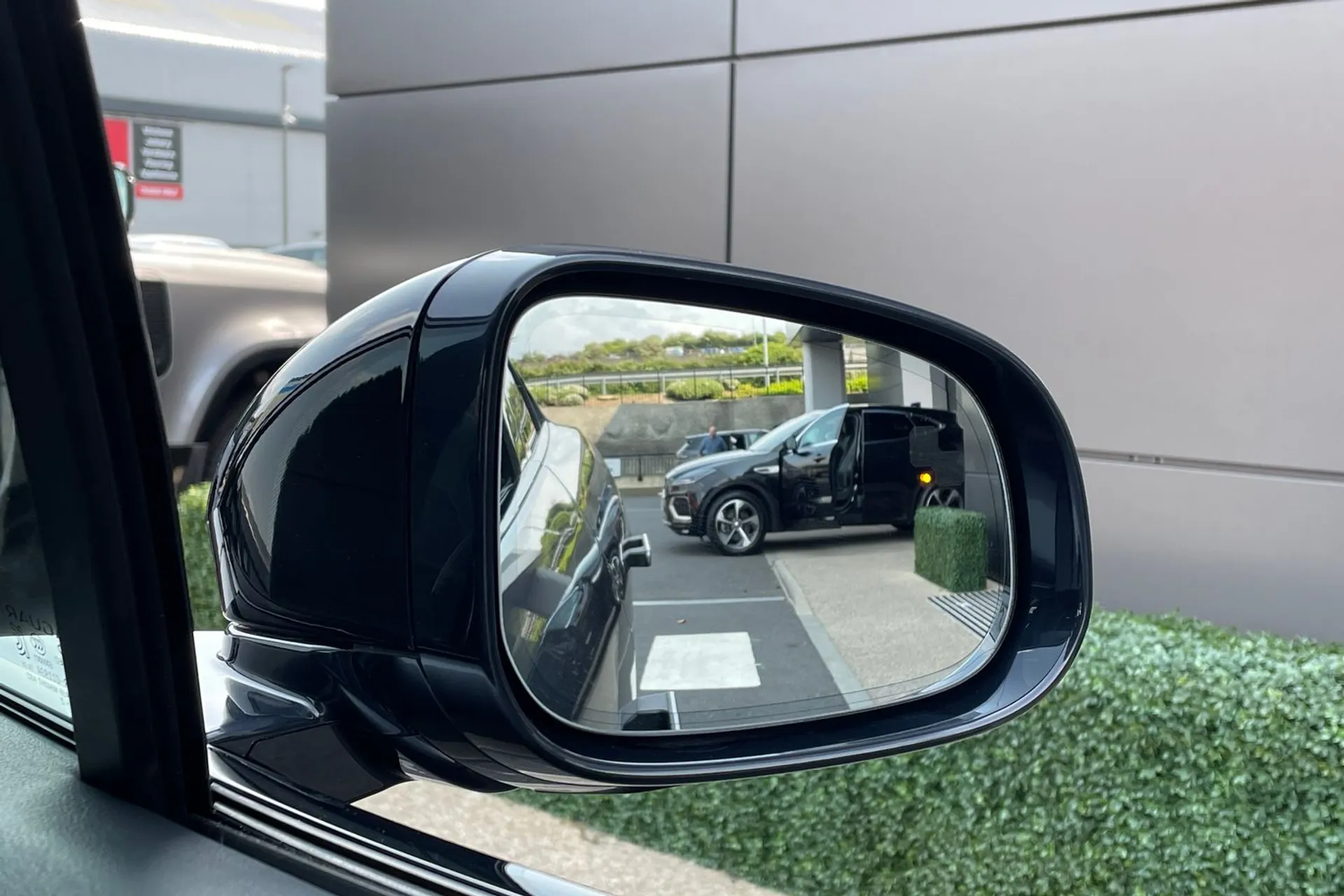 Jaguar I-PACE thumbnail image number 16