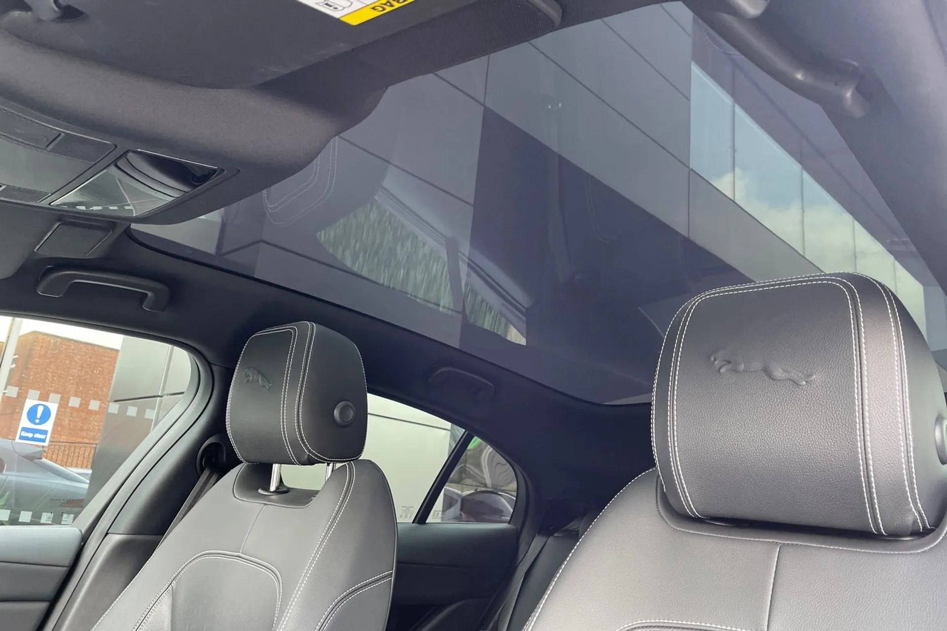 Jaguar I-PACE thumbnail image number 38