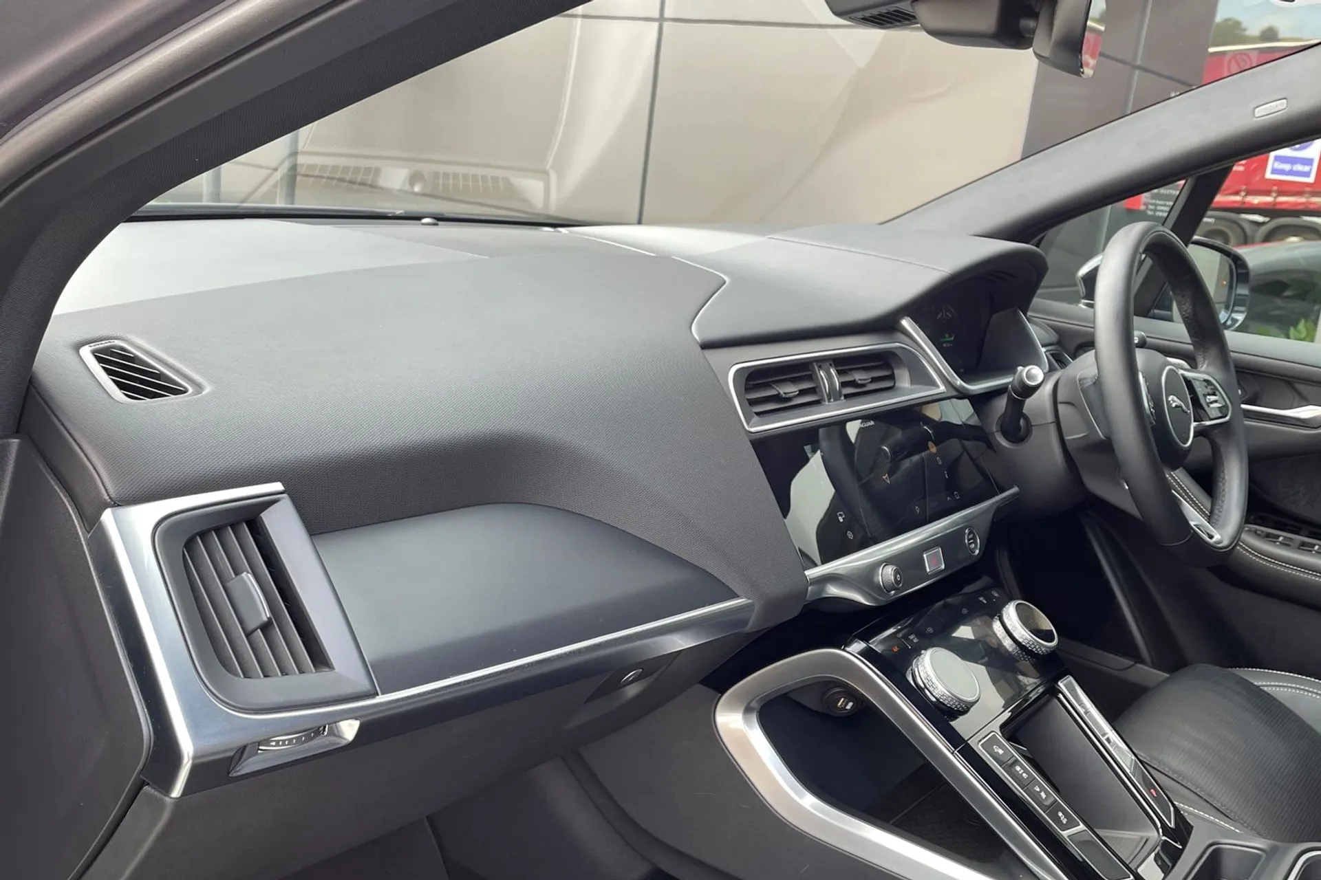 Jaguar I-PACE thumbnail image number 36