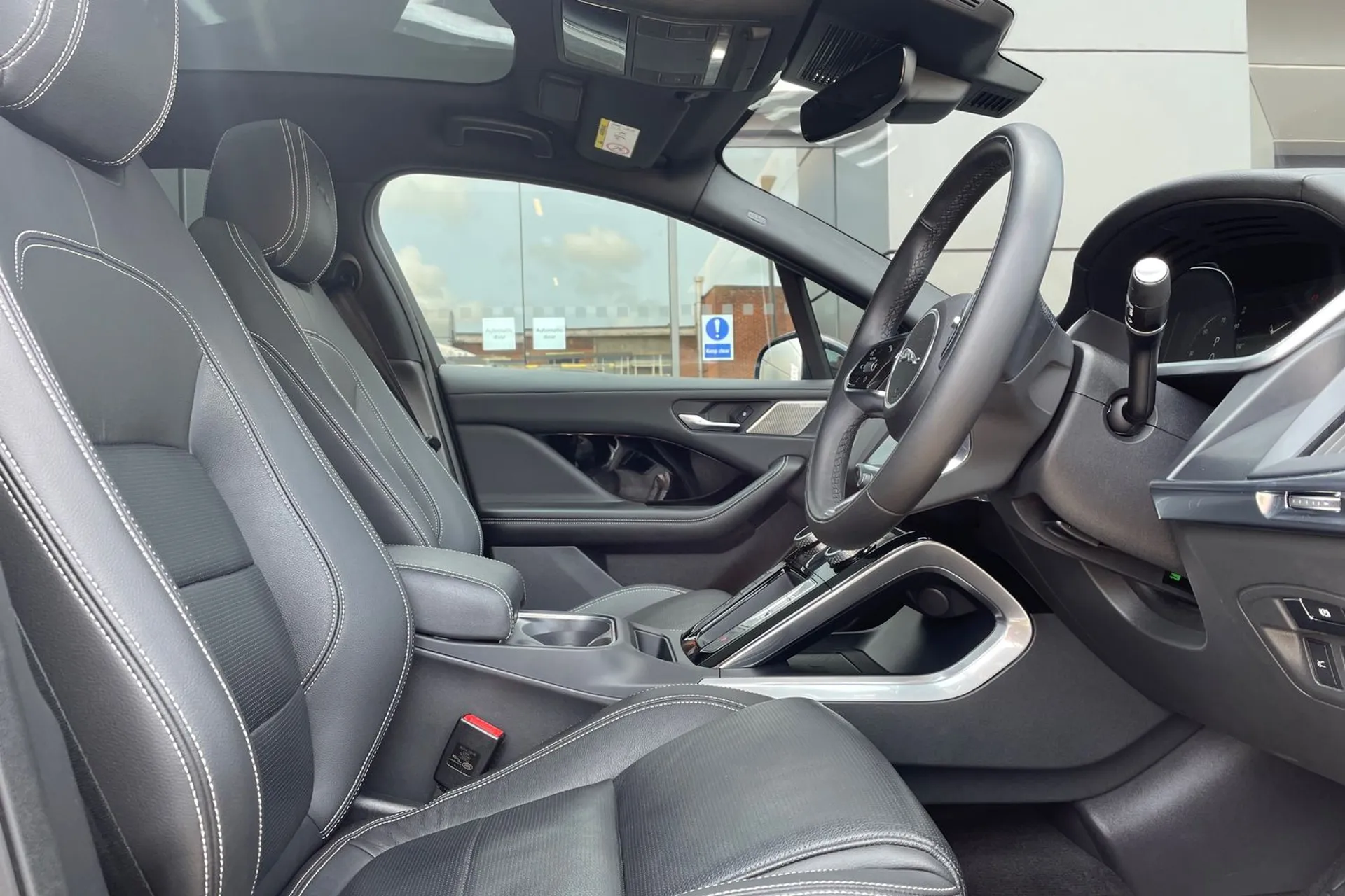 Jaguar I-PACE thumbnail image number 22