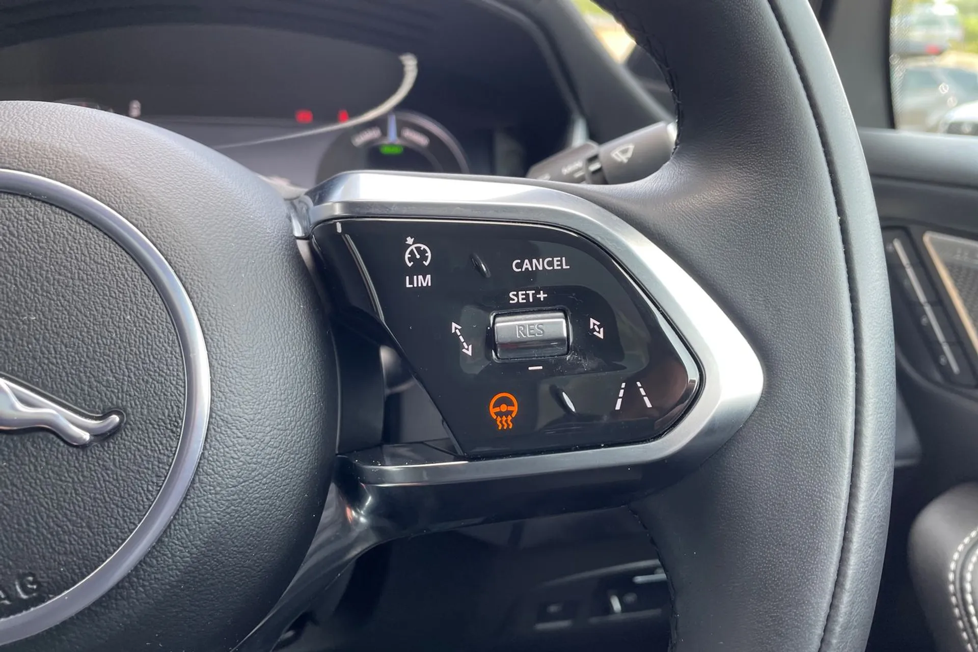 Jaguar I-PACE thumbnail image number 47