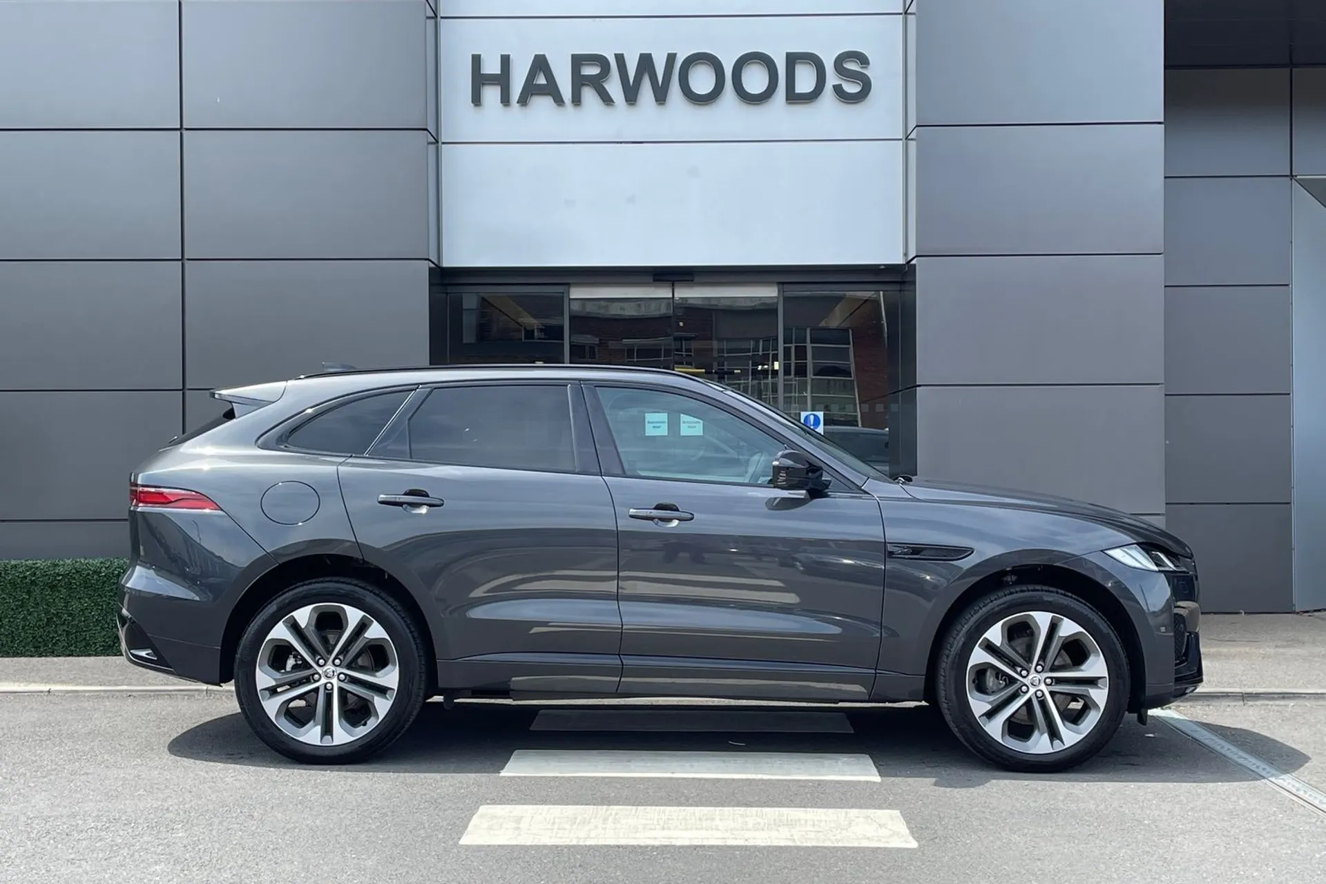 Jaguar F-PACE thumbnail image number 2