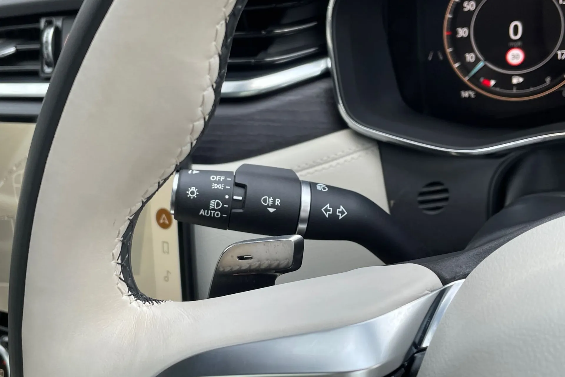 Jaguar F-PACE thumbnail image number 61