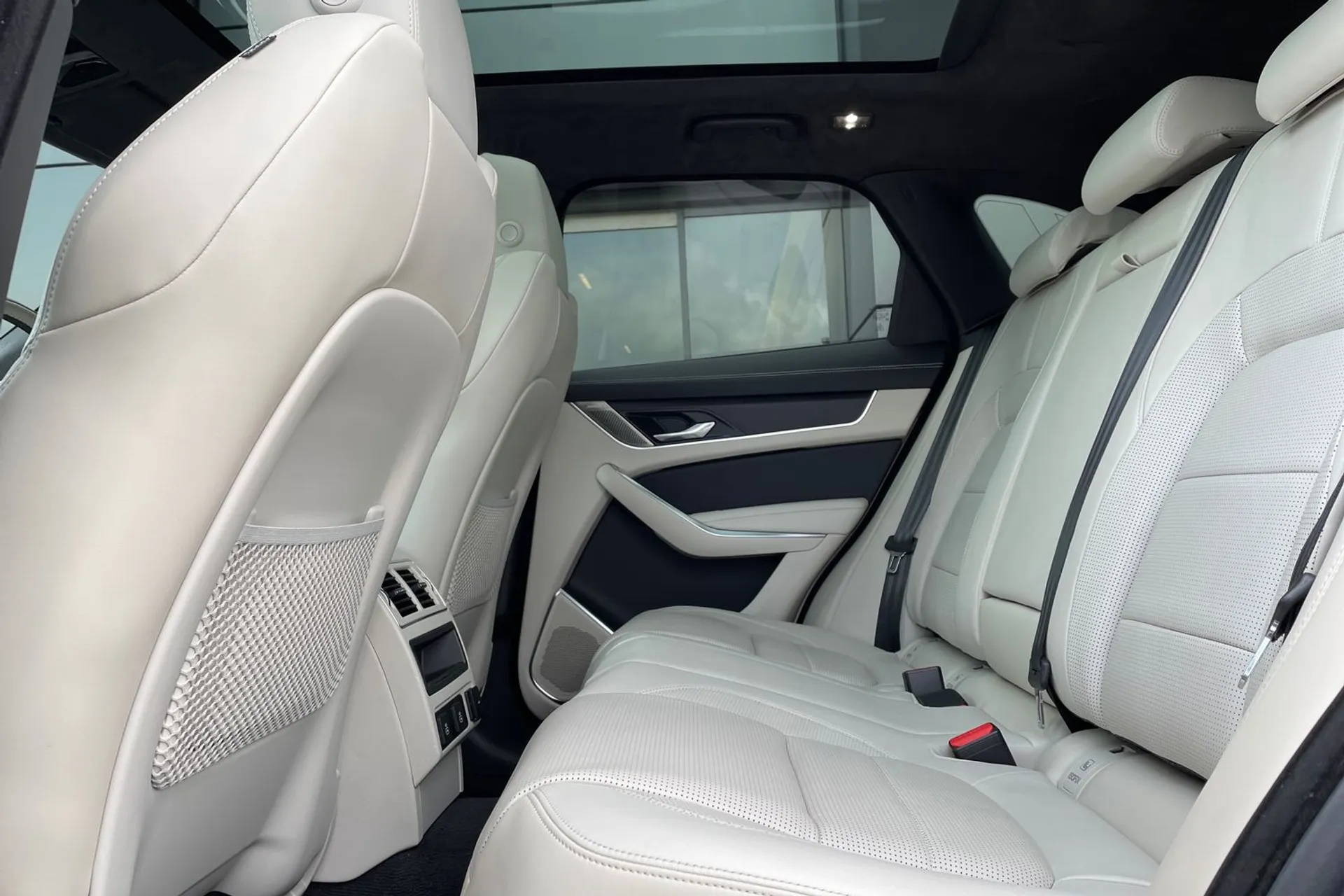 Jaguar F-PACE thumbnail image number 48