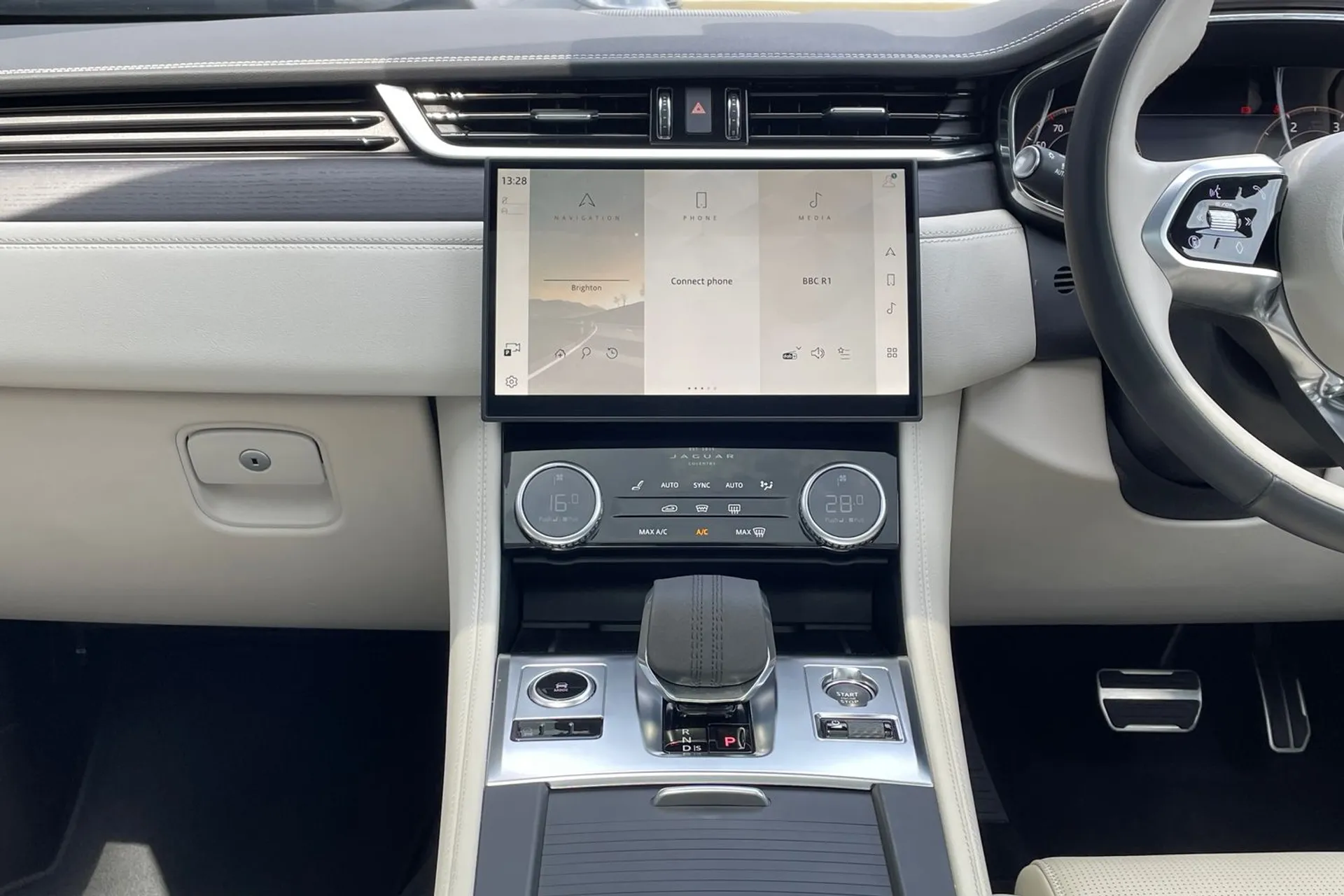 Jaguar F-PACE thumbnail image number 53