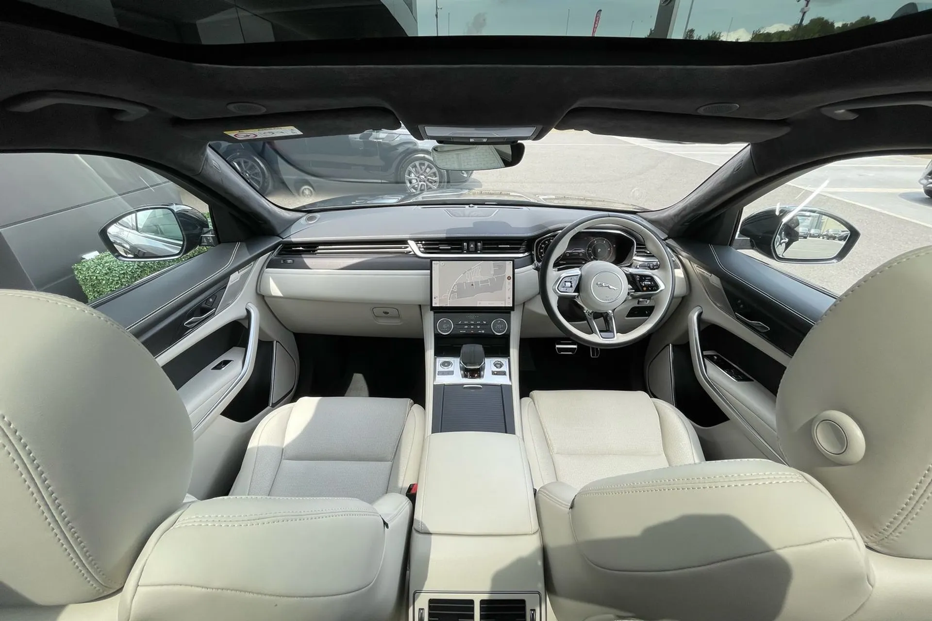 Jaguar F-PACE thumbnail image number 3