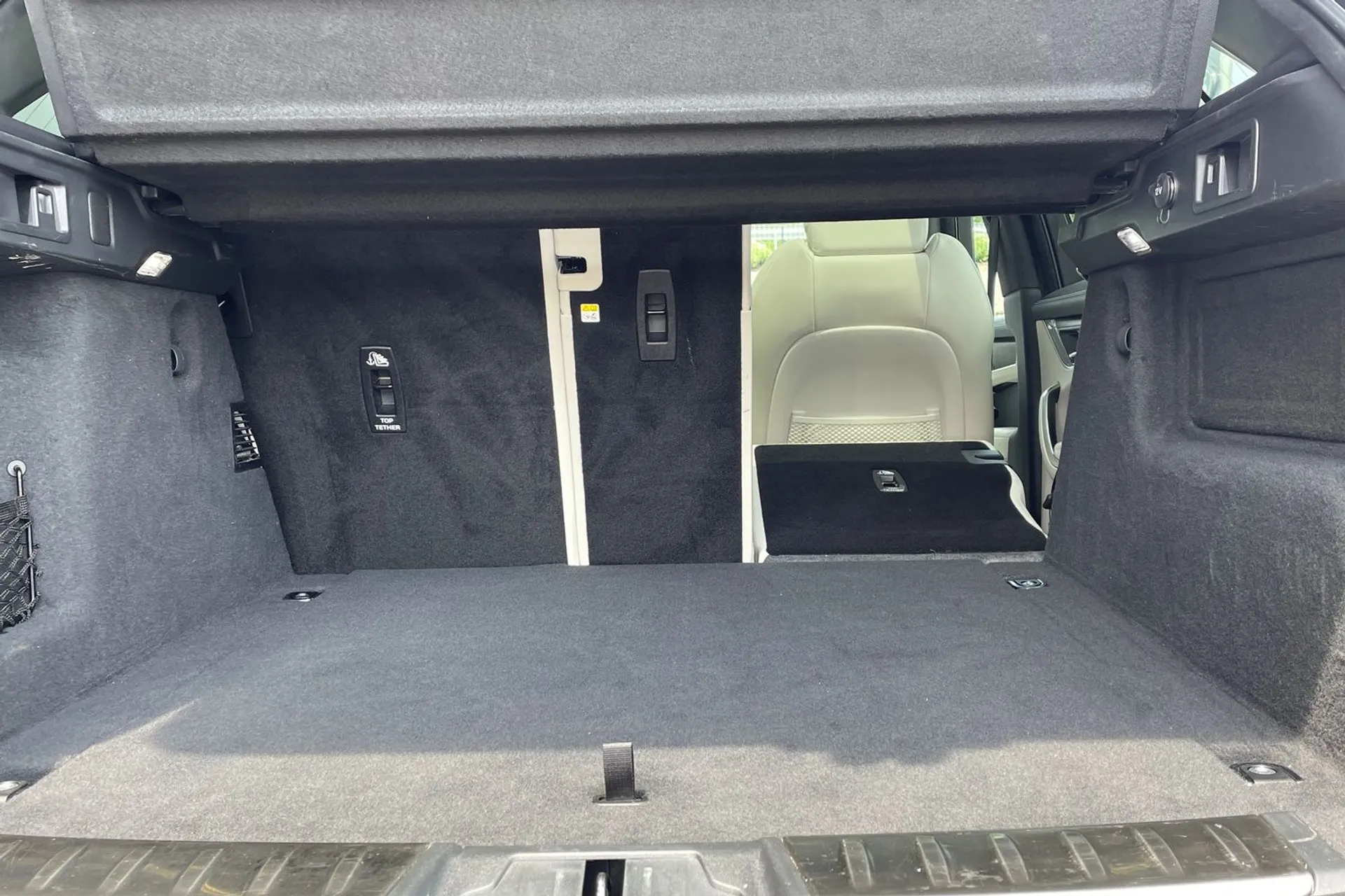 Jaguar F-PACE thumbnail image number 39