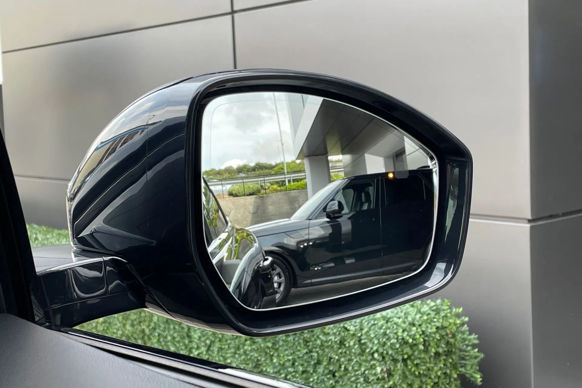 Jaguar F-PACE thumbnail image number 8