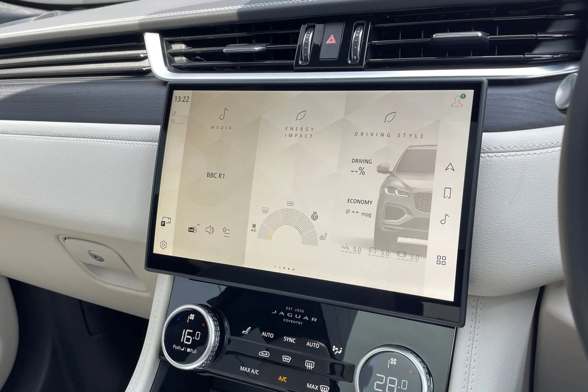 Jaguar F-PACE thumbnail image number 68