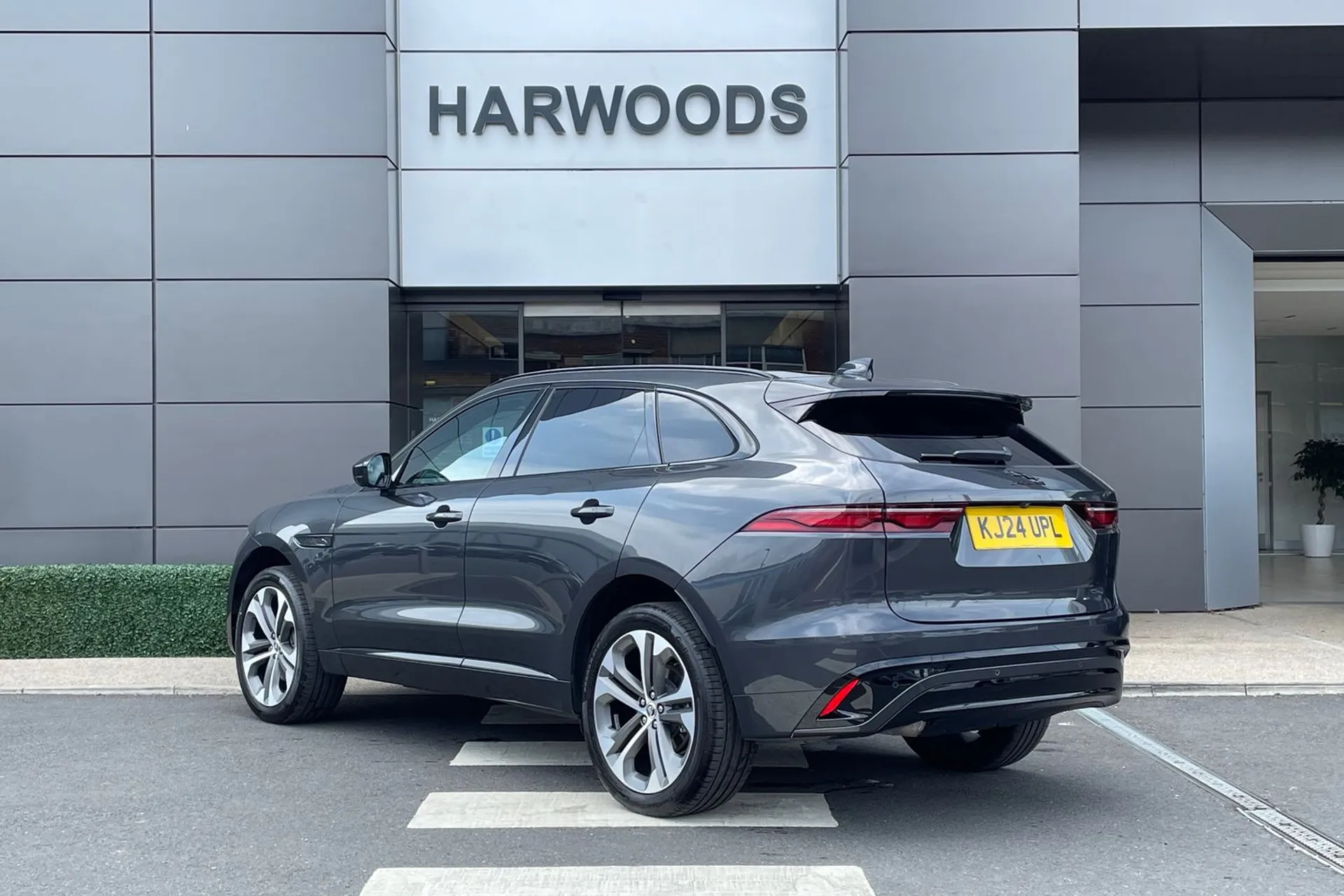 Jaguar F-PACE thumbnail image number 10