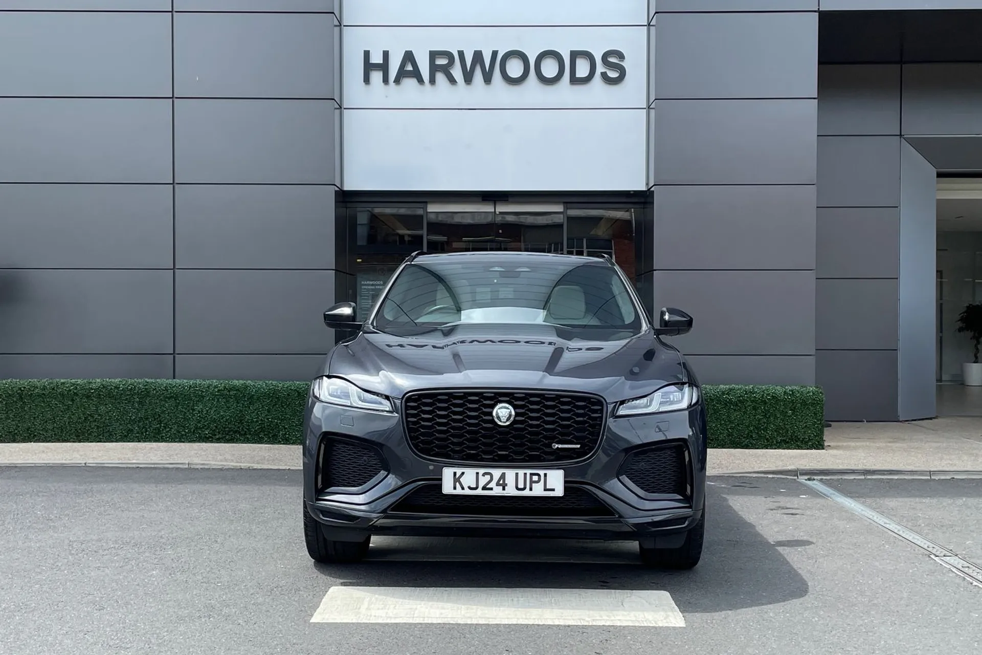 Jaguar F-PACE thumbnail image number 15